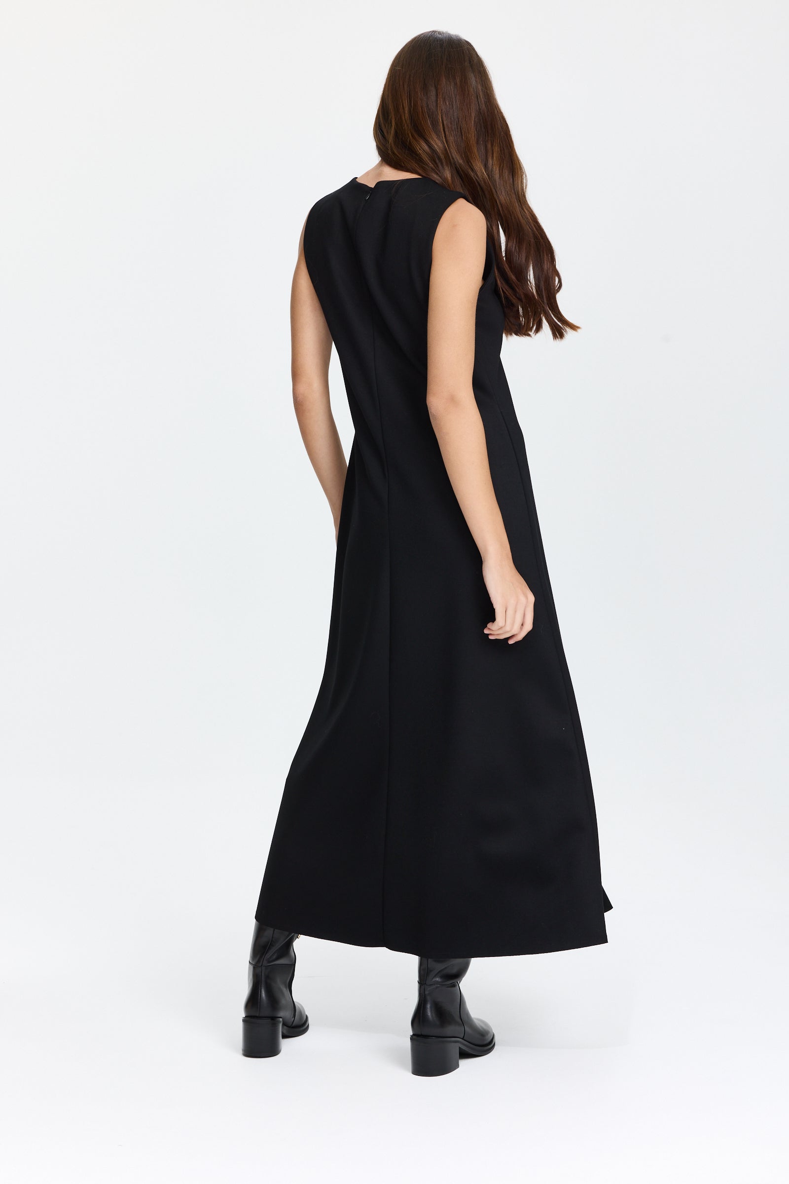 שמלה שחורה בגזרה מתרחבת מבד מחוייטהדוגמנית בגובה 1.75 ולובשת מידה 42 של RIANI