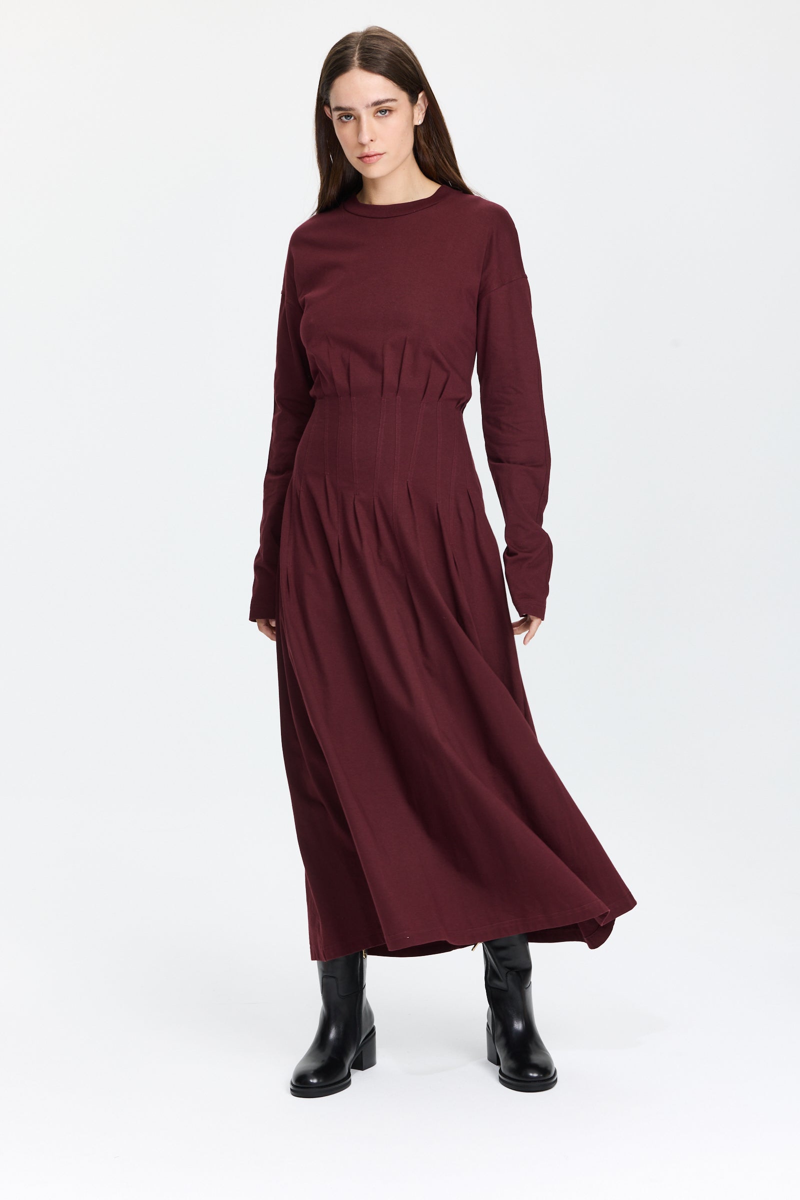 שמלה נעימה באורך מקסי ובגזרה מתרחבת עם כיווצים במותנייםהרכב בד: 100% כותנההדוגמנית בגובה 1.75 ולובשת מידה 42 של PLAN C