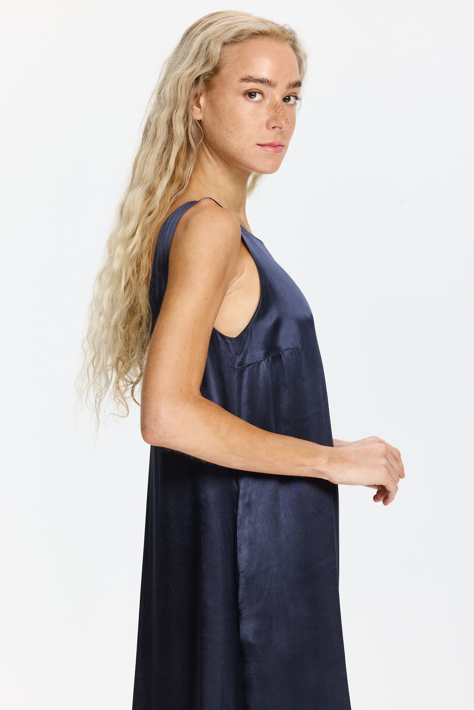 שמלת ערב נעימה בגזרה רחבה עם כיסים צדיים, עם פס כסוף בגבהרכב: 100% ויסקוזההדוגמנית בגובה 1.75 ולובשת מידה 42 של PESERICO