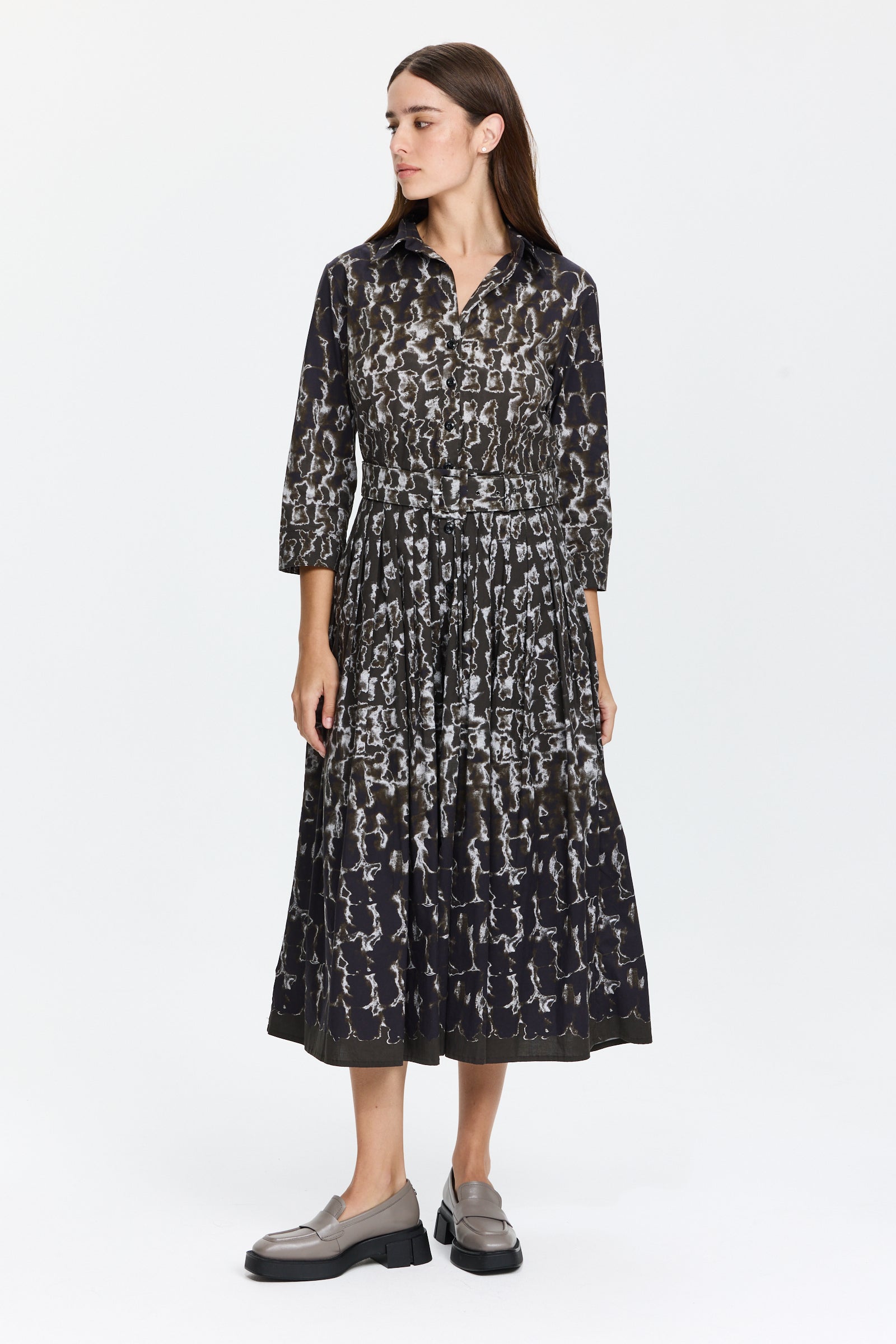 שמלת מידי מכופתרת בגזרה מתרחבת, עם כיסים צדדיים, בשילוב חגורה תואמתהרכב הבד: 100% צמרהדוגמנית בגובה 1.75 ולובשת מידה 6 של Samantha Sung