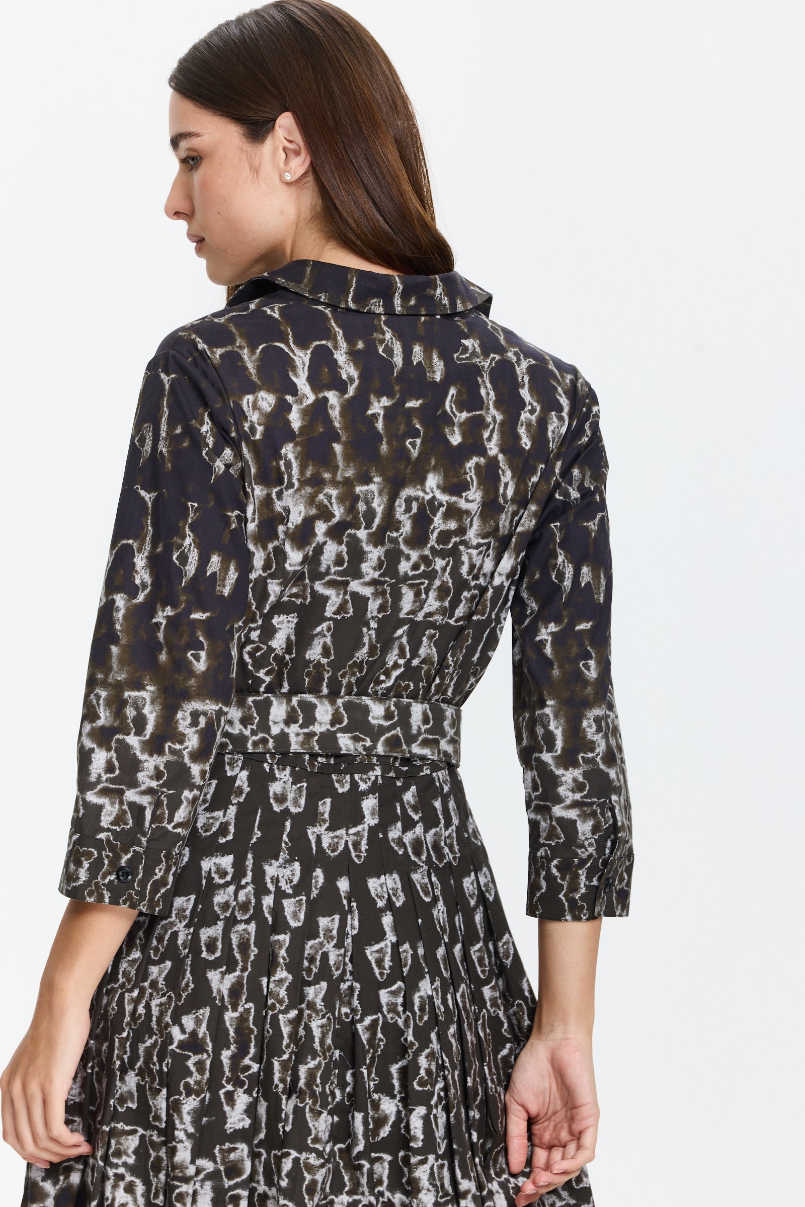 שמלת מידי מכופתרת בגזרה מתרחבת, עם כיסים צדדיים, בשילוב חגורה תואמתהרכב הבד: 100% צמרהדוגמנית בגובה 1.75 ולובשת מידה 6 של Samantha Sung