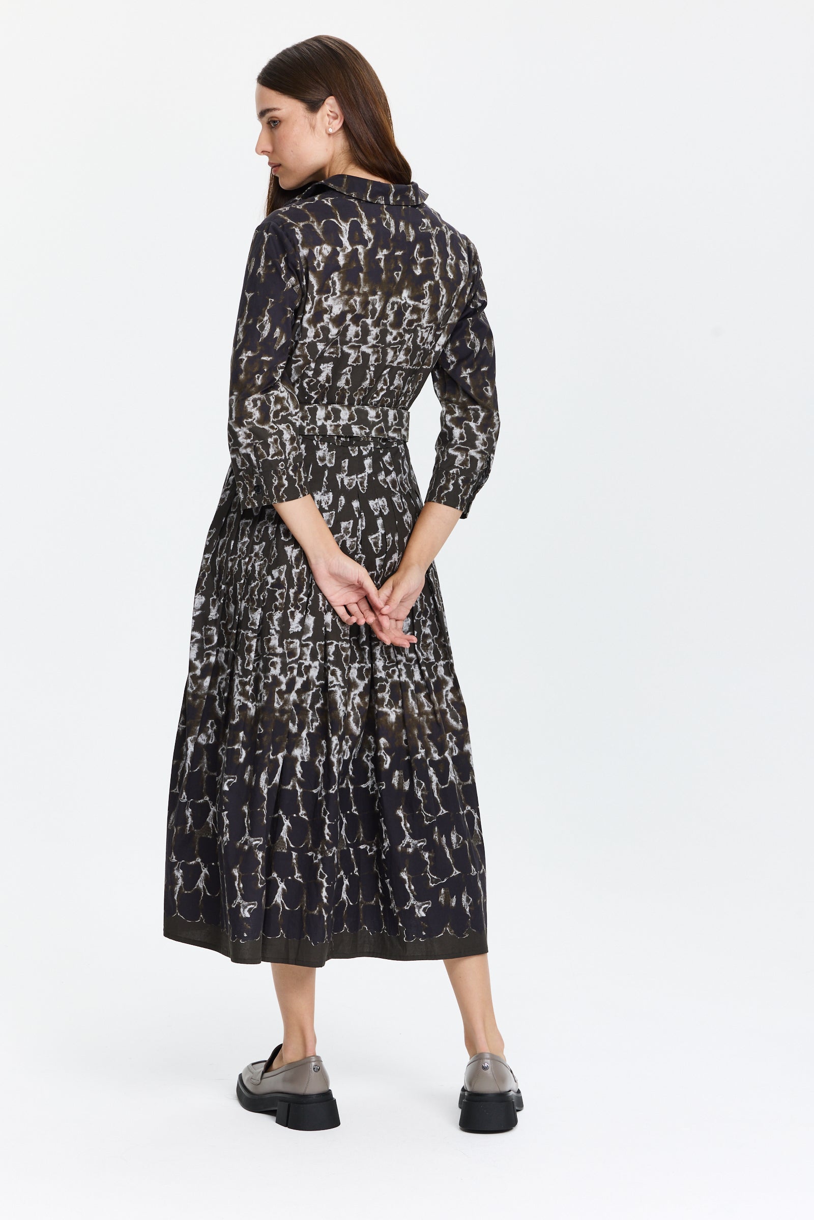 שמלת מידי מכופתרת בגזרה מתרחבת, עם כיסים צדדיים, בשילוב חגורה תואמתהרכב הבד: 100% צמרהדוגמנית בגובה 1.75 ולובשת מידה 6 של Samantha Sung