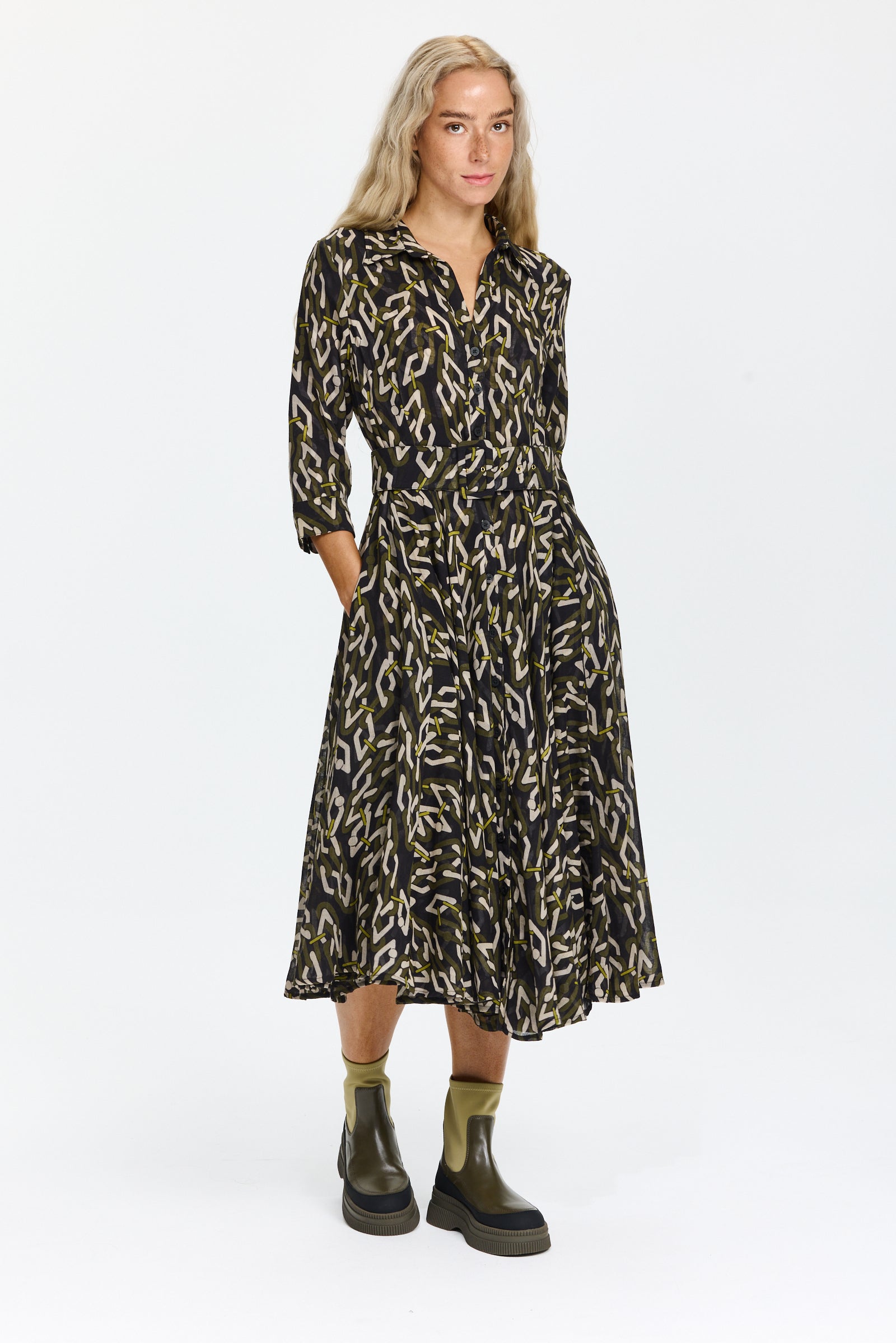 שמלת מידי מכופתרת בגזרה מתרחבת, עם כיסים צדדיים ובשילוב חגורה תואמתהרכב הבד: 100% צמרהדוגמנית בגובה 1.75 ולובשת מידה 6 של Samantha Sung