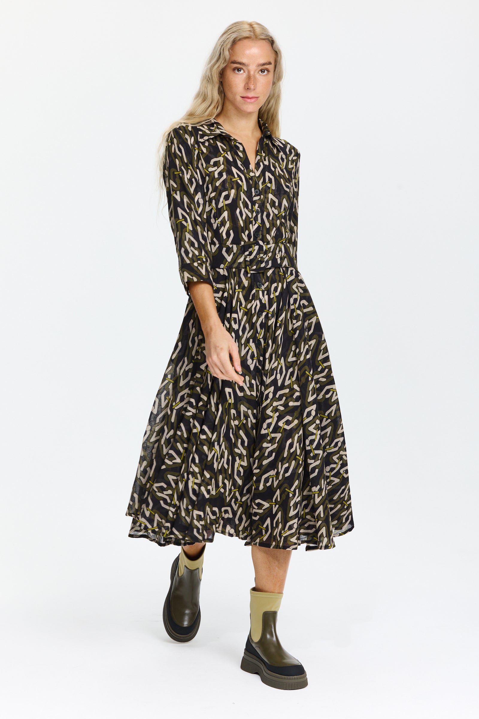 שמלת מידי מכופתרת בגזרה מתרחבת, עם כיסים צדדיים ובשילוב חגורה תואמתהרכב הבד: 100% צמרהדוגמנית בגובה 1.75 ולובשת מידה 6 של Samantha Sung