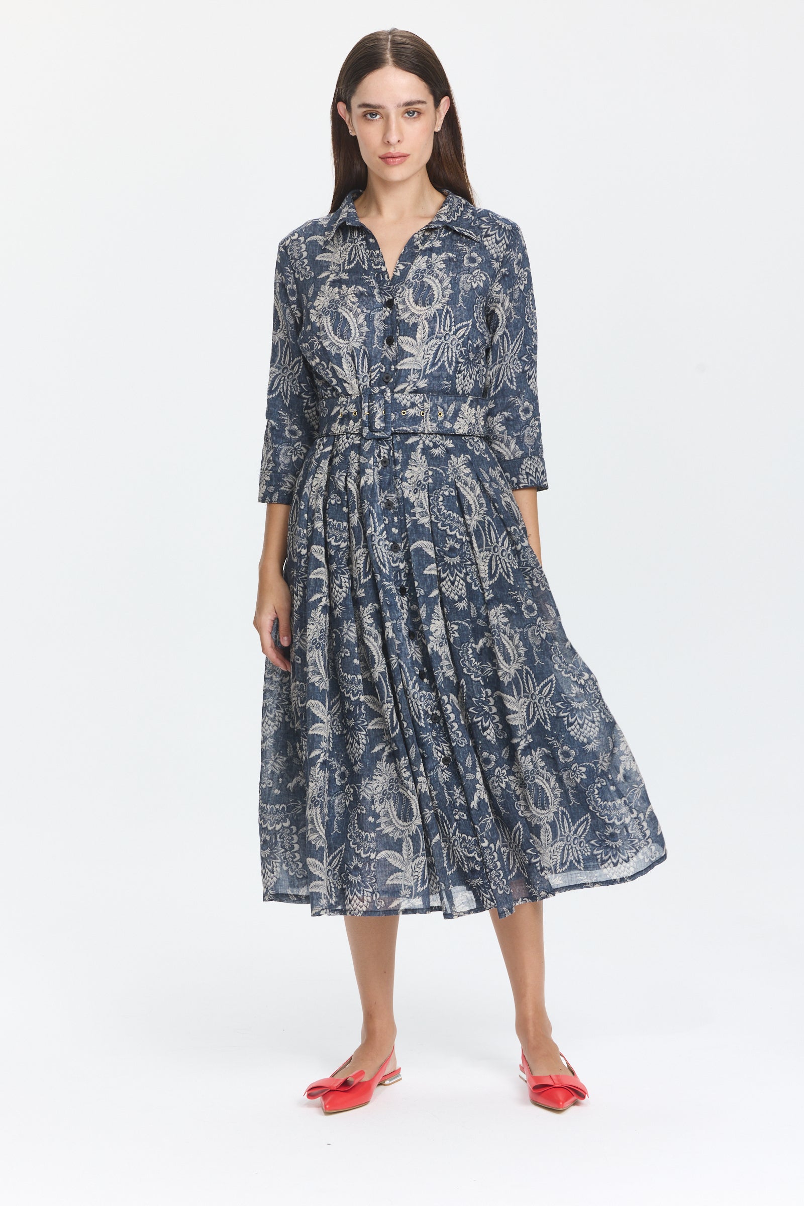 שמלת מידי מכופתרת בגזרה מתרחבת, בשילוב חגורה תואמתהרכב הבד: 100% צמרהדוגמנית בגובה 1.75 ולובשת מידה 6 של Samantha Sung