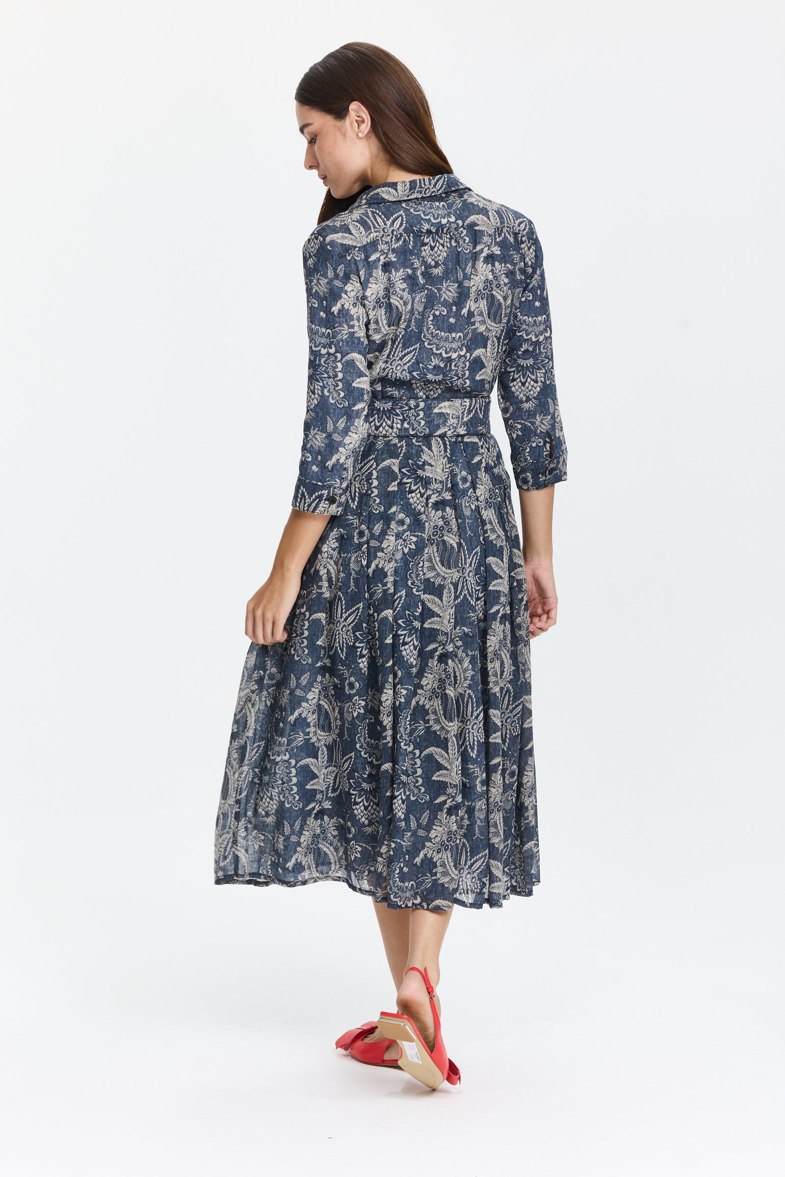 שמלת מידי מכופתרת בגזרה מתרחבת, בשילוב חגורה תואמתהרכב הבד: 100% צמרהדוגמנית בגובה 1.75 ולובשת מידה 6 של Samantha Sung