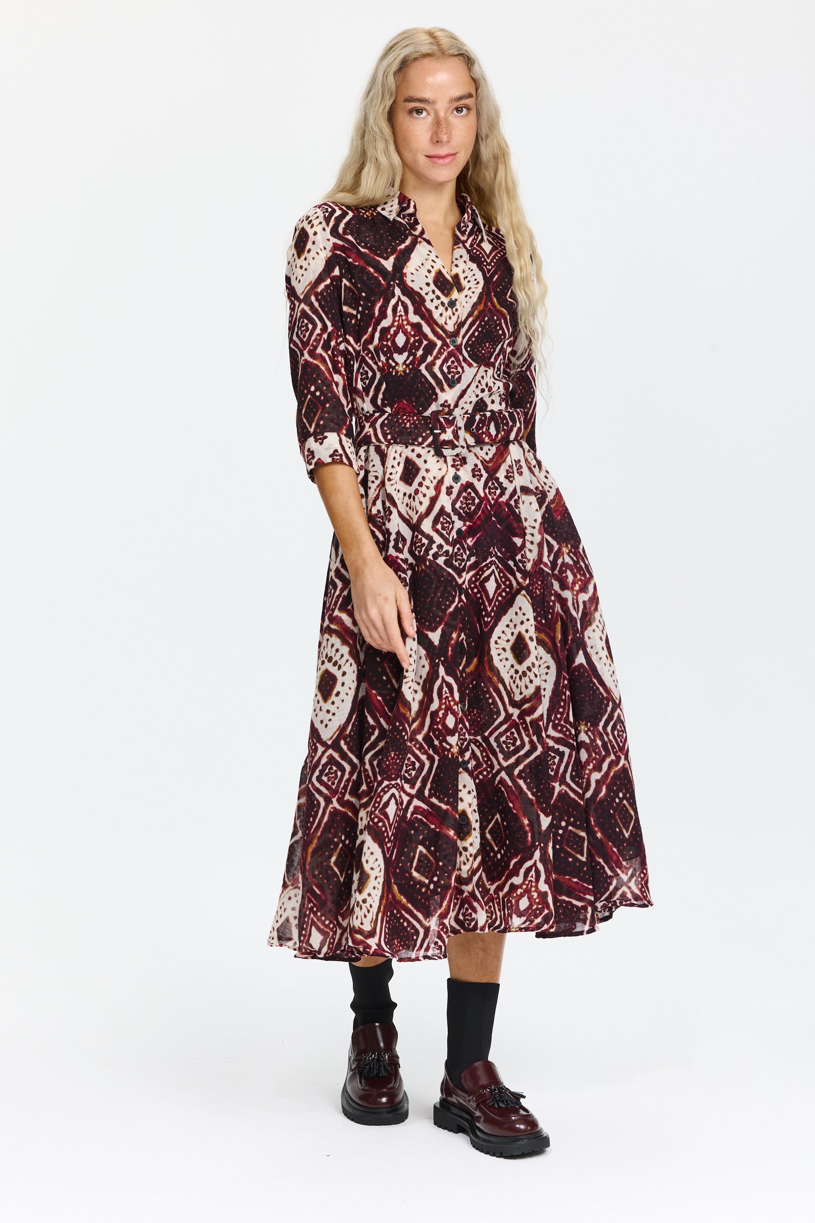 שמלת מידי מכופתרת בגזרה מתרחבת, עם כיסים צדדיים ובשילוב חגורה תואמתהרכב הבד: 100% צמרהדוגמנית בגובה 1.75 ולובשת מידה 6 של Samantha Sung