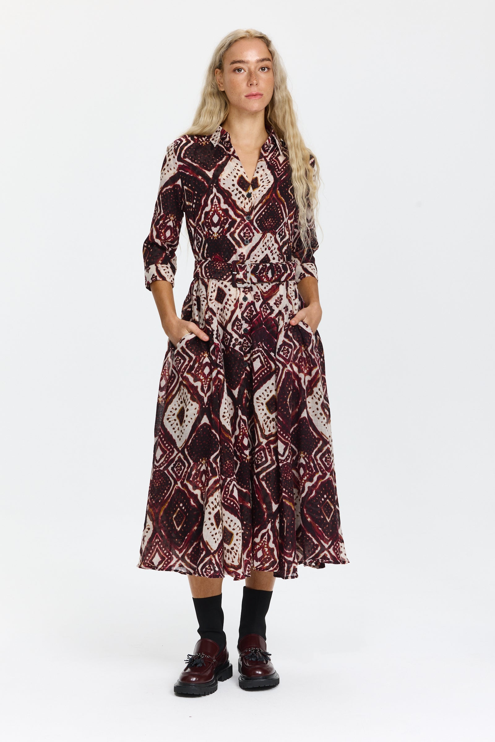 שמלת מידי מכופתרת בגזרה מתרחבת, עם כיסים צדדיים ובשילוב חגורה תואמתהרכב הבד: 100% צמרהדוגמנית בגובה 1.75 ולובשת מידה 6 של Samantha Sung