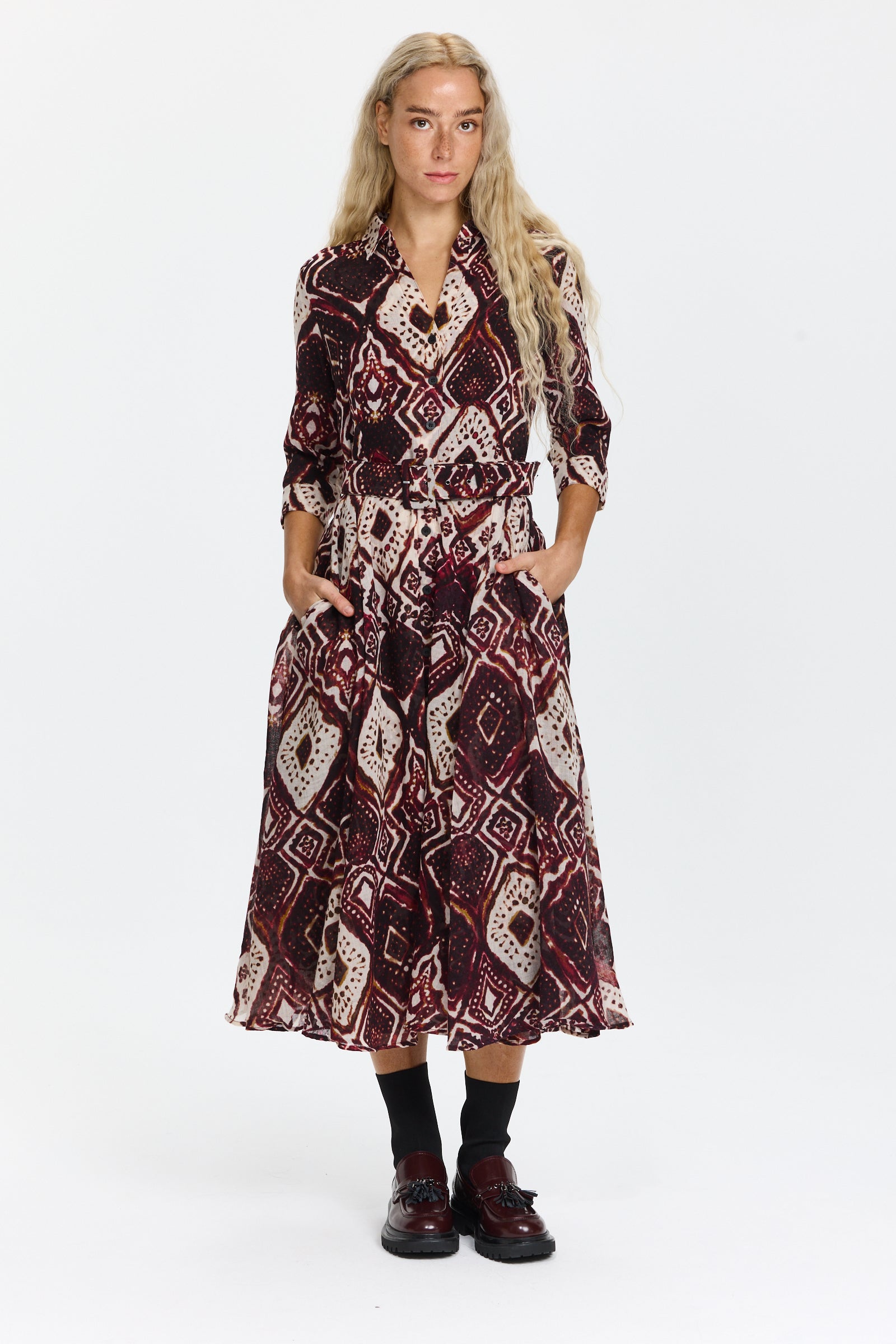 שמלת מידי מכופתרת בגזרה מתרחבת, עם כיסים צדדיים ובשילוב חגורה תואמתהרכב הבד: 100% צמרהדוגמנית בגובה 1.75 ולובשת מידה 6 של Samantha Sung