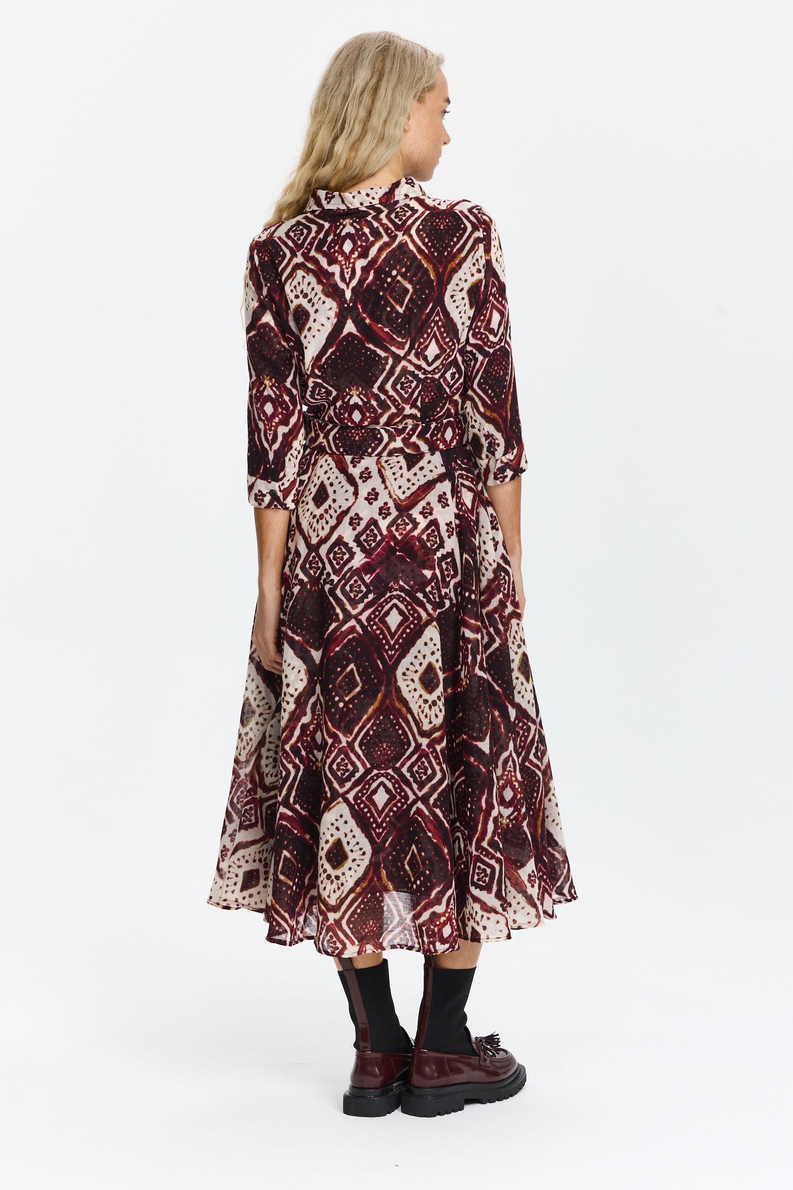 שמלת מידי מכופתרת בגזרה מתרחבת, עם כיסים צדדיים ובשילוב חגורה תואמתהרכב הבד: 100% צמרהדוגמנית בגובה 1.75 ולובשת מידה 6 של Samantha Sung