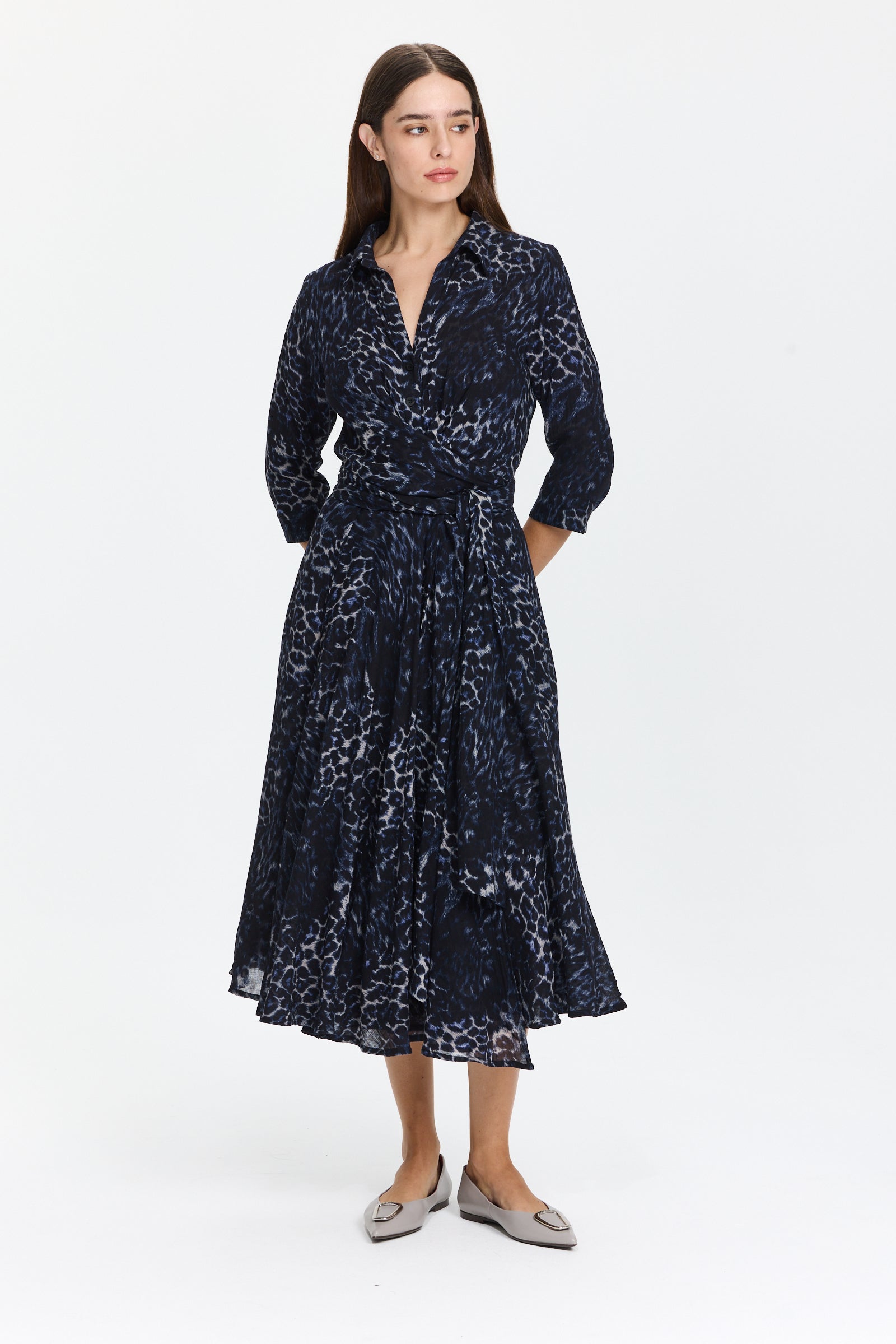 שמלת מידי מכופתרת בגזרה מעטפת, עם קשירה קדמיתהרכב הבד: 100% צמרהדוגמנית בגובה 1.75 ולובשת מידה 6 של Samantha Sung