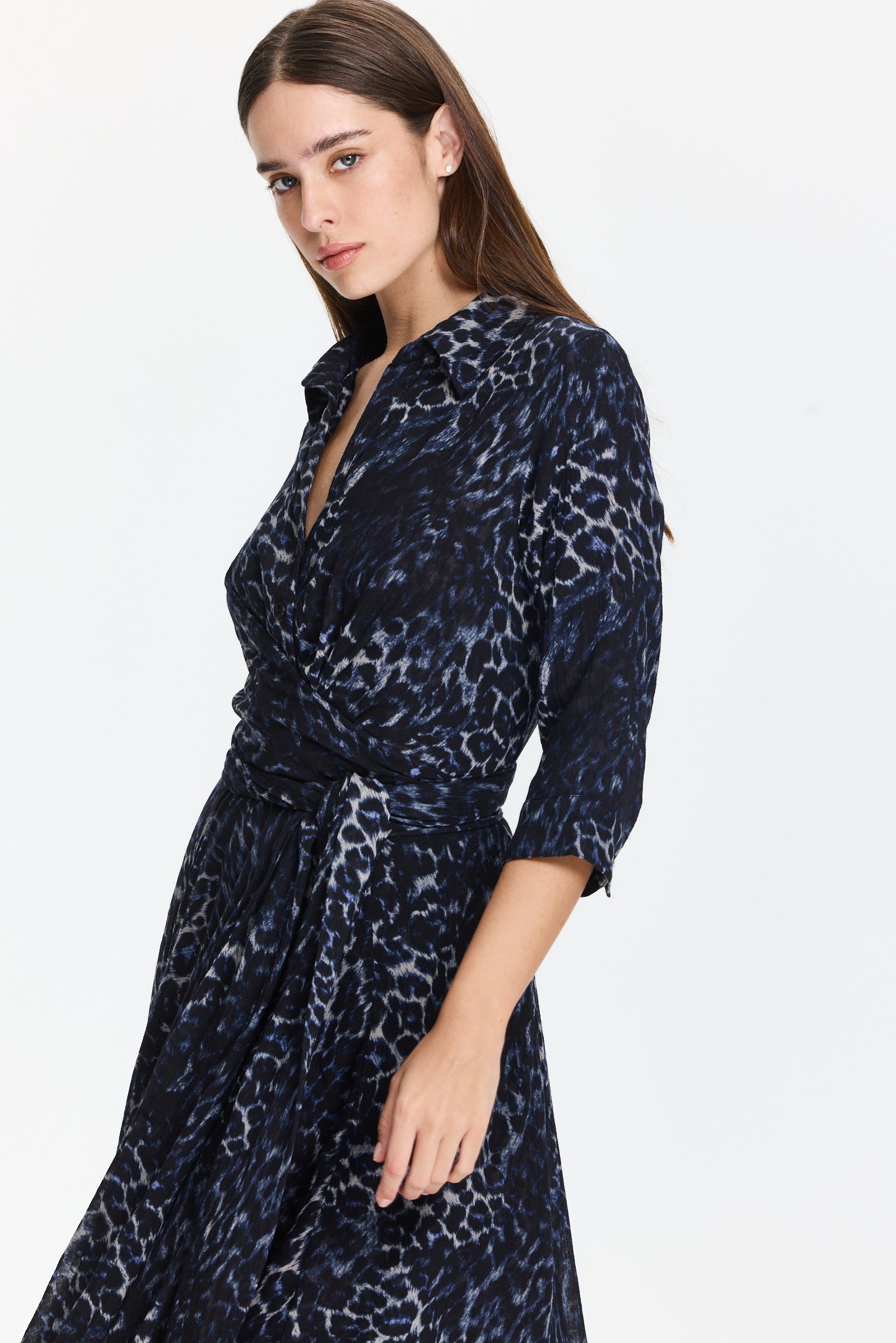 שמלת מידי מכופתרת בגזרה מעטפת, עם קשירה קדמיתהרכב הבד: 100% צמרהדוגמנית בגובה 1.75 ולובשת מידה 6 של Samantha Sung