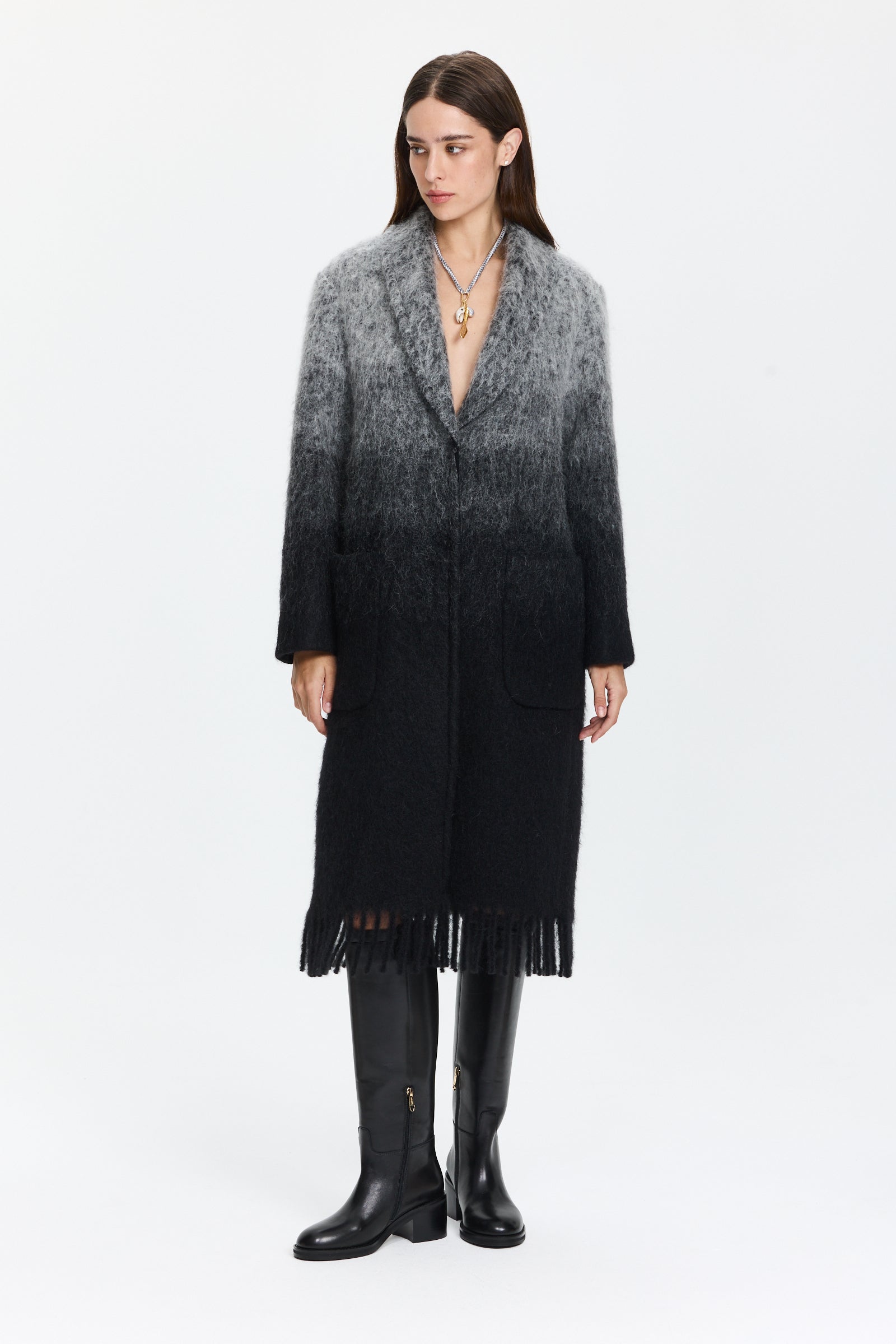 מעיל בגוון אפור-שחור, עם גימור פרנזים ייחודיגזרה רחבה ונינוחה עם שרוולים נפולים וכיסים צדדיים, סוגר בלחצני סנאפ נסתרים.מושלם ללוק חורפי במראה בוהוהרכב: 28% מוהיר, 28% צמר אלפקה, 24% תערובת צמר, 20% פוליאמידהדוגמנית בגובה 1.79 ולובשת מידה 3 של מארק קיין