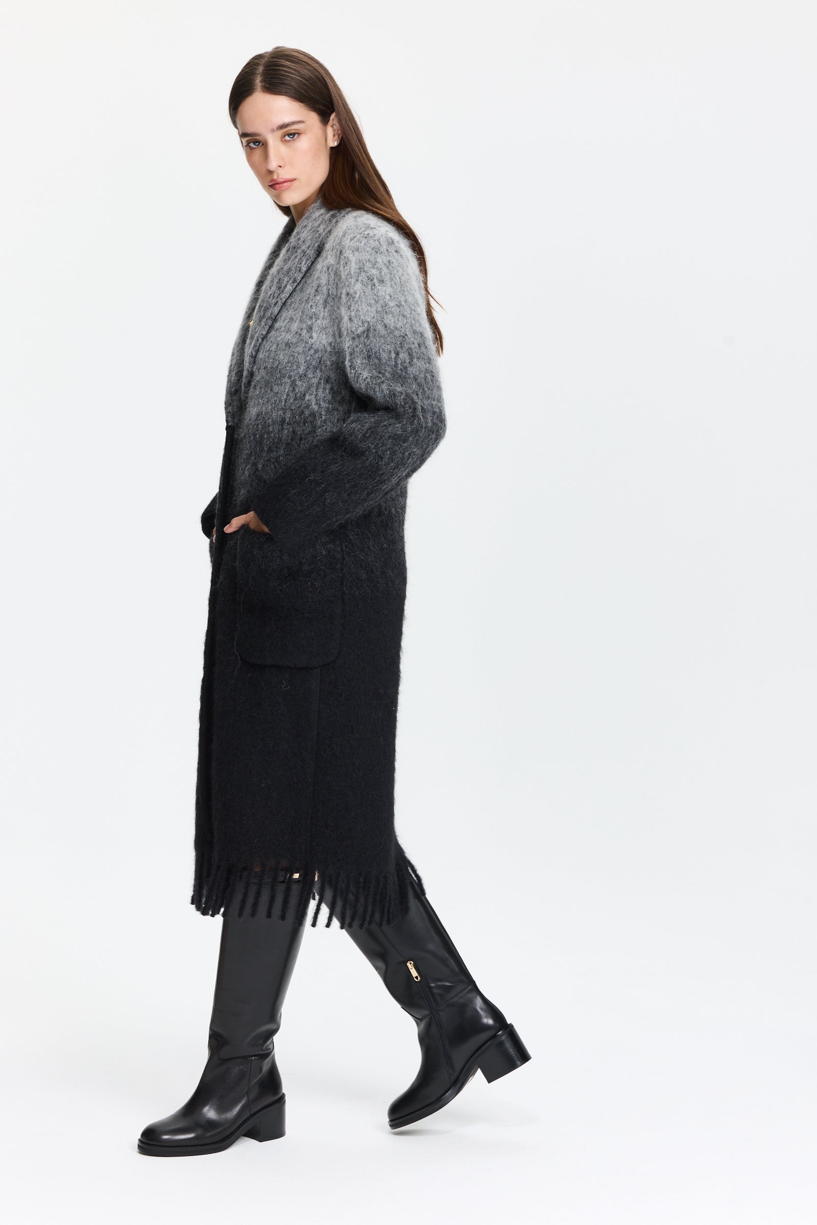 מעיל בגוון אפור-שחור, עם גימור פרנזים ייחודיגזרה רחבה ונינוחה עם שרוולים נפולים וכיסים צדדיים, סוגר בלחצני סנאפ נסתרים.מושלם ללוק חורפי במראה בוהוהרכב: 28% מוהיר, 28% צמר אלפקה, 24% תערובת צמר, 20% פוליאמידהדוגמנית בגובה 1.79 ולובשת מידה 3 של מארק קיין