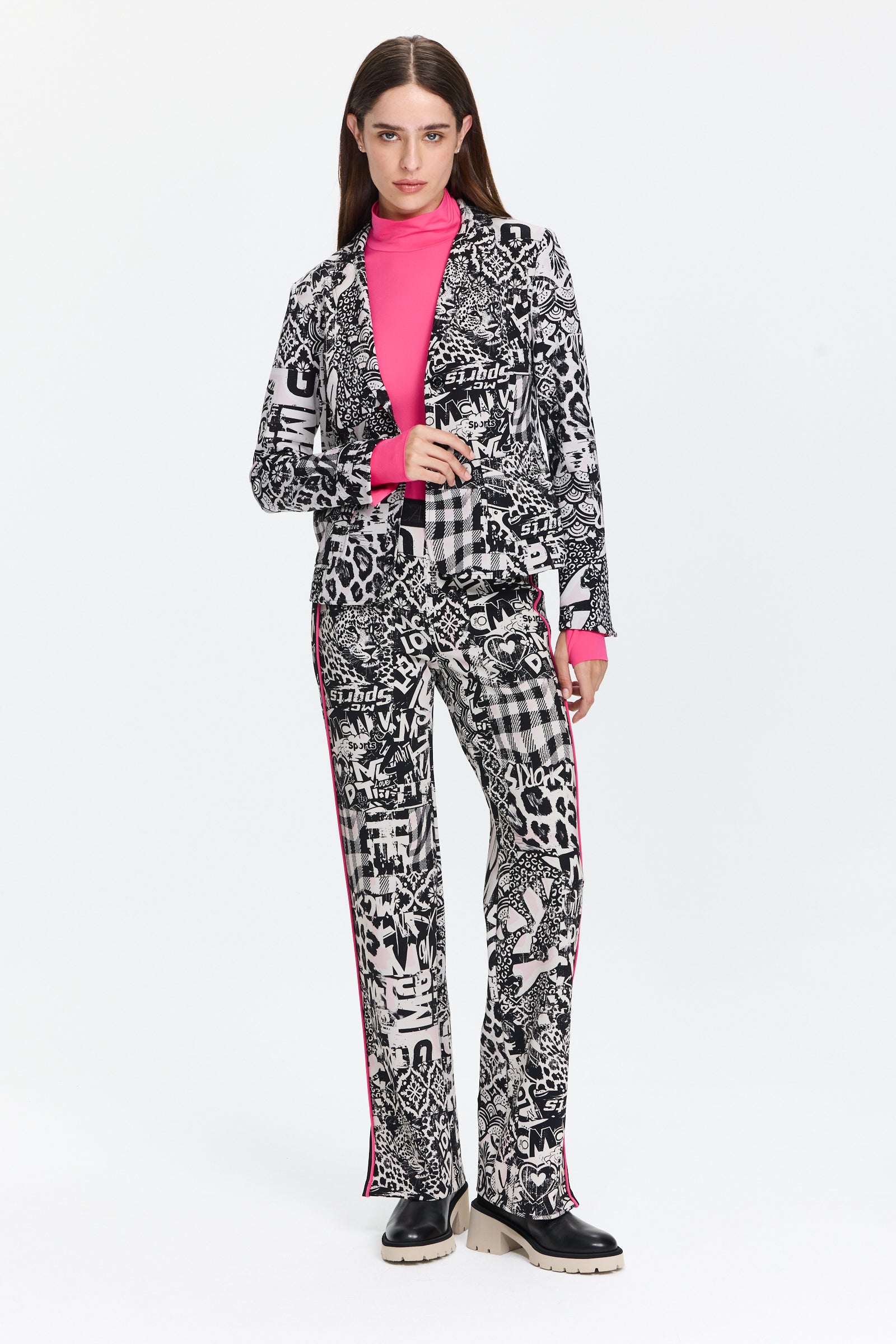 מכנסיים רחבים מבד ג'רזי עם הדפס גרפי בשילוב גומי במותנייםהרכב: 47% פוליאמיד, 42% פוליאסטר, 11% אלסטןהדוגמנית בגובה 1.79 ולובשת מידה 3 של מארק קיין