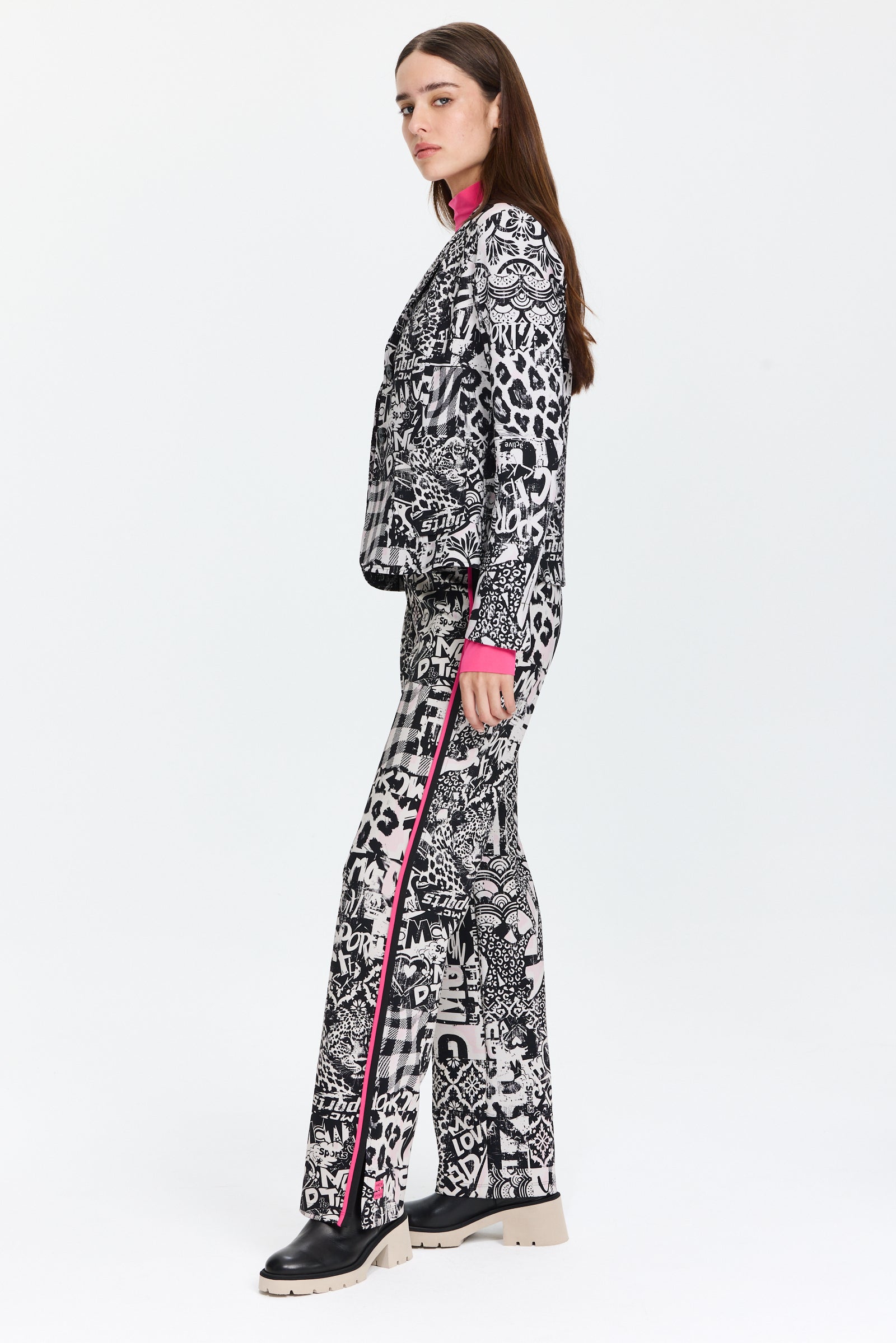 מכנסיים רחבים מבד ג'רזי עם הדפס גרפי בשילוב גומי במותנייםהרכב: 47% פוליאמיד, 42% פוליאסטר, 11% אלסטןהדוגמנית בגובה 1.79 ולובשת מידה 3 של מארק קיין