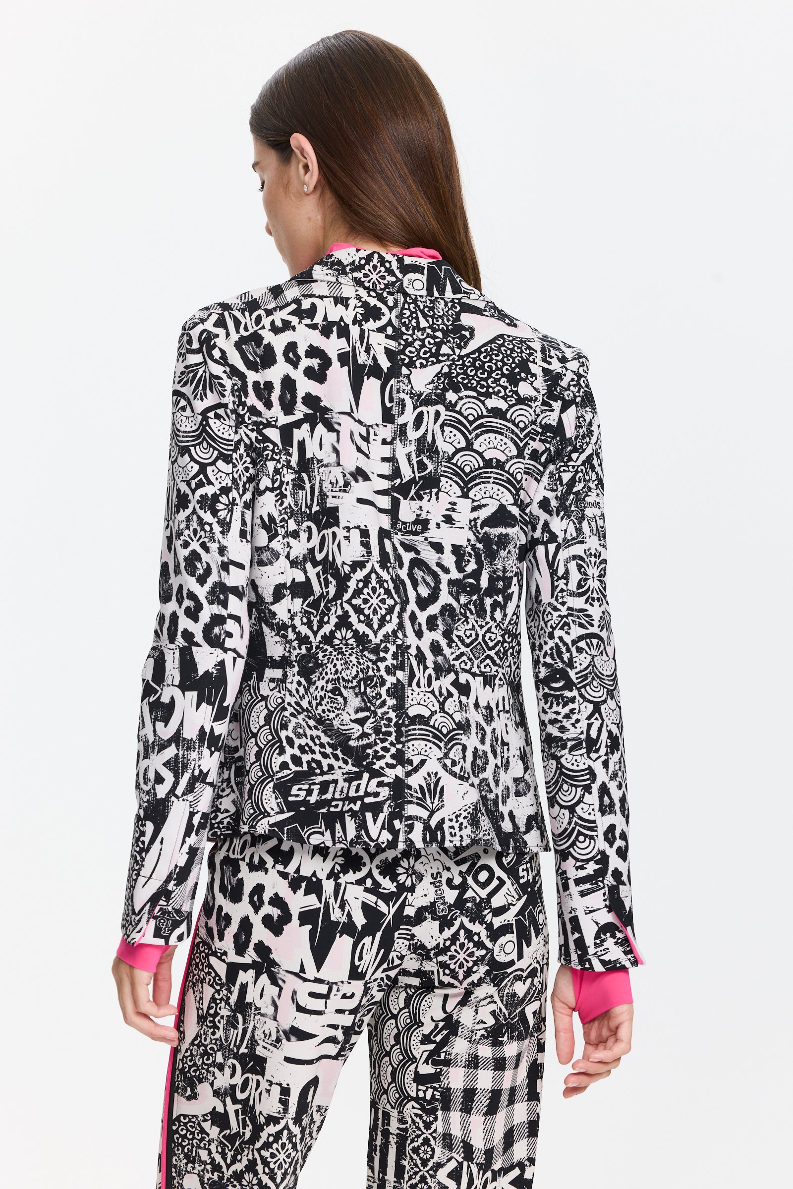 ז'קט בגזרה מחוייטת, עם הדפס גרפי וכיסים קדמייםהרכב: 47% פוליאמיד, 42% פוליאסטר, 11% אלסטןהדוגמנית בגובה 1.79 ולובשת מידה 3 של מארק קיין