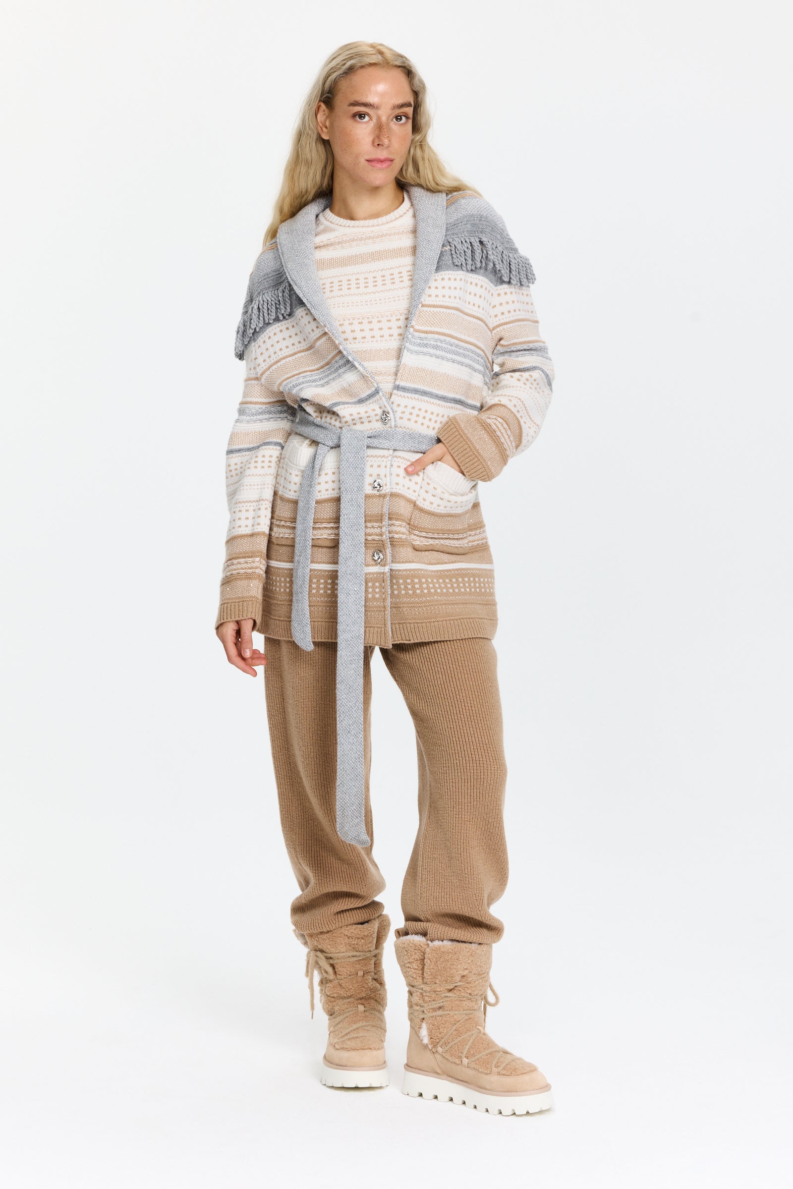 מכנסיים סרוגים בגזרה נינוחה עם מותן אלסטי ורגליים צרות מעט בקצהעשויים בד רך ונעים בגוון חום בהירהרכב בד: 50% צמר טהור, 42% קשמיר, 8% משיהדוגמנית בגובה 1.79 ולובשת מידה 3 של מארק קיין