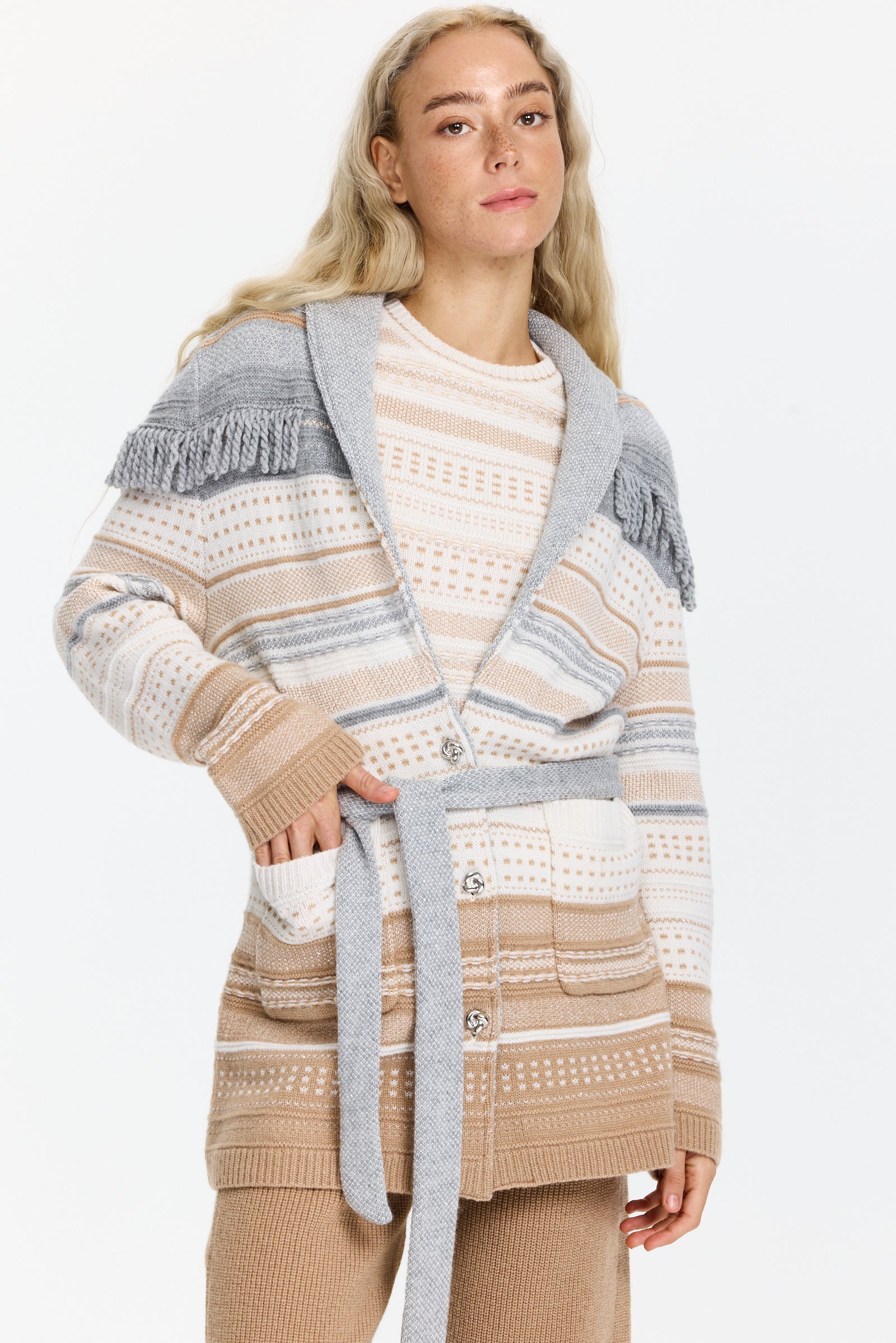 קרדיגן סרוג בגווני אפור וחום עם דוגמה נורדית מסורתיתכולל כפתורים קדמיים וחגורת קשירה תואמת למותןהרכב בד: 45% צמר בתולי, 38% קשמיר, 10% פוליאמיד, 7% משיהדוגמנית בגובה 1.79 מ' ולובשת מידה 3 של מארק קיין