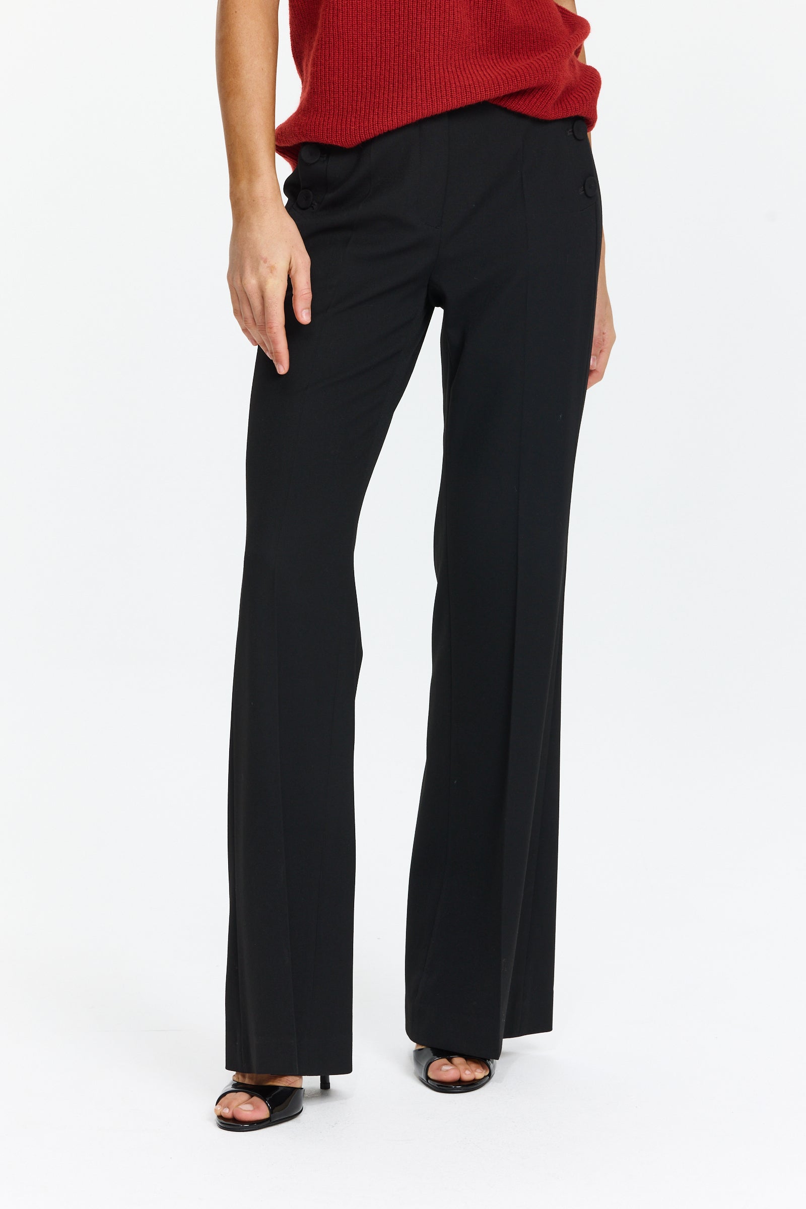 מכנסיים מחוייטים בגזרה ישרה בצבע שחור עמוק, עם כפתורים לצד הכיסיםהרכב הבד: 67% פוליאסטר, 29% ויסקוזה, 4% אלסטןהדוגמנית בגובה 1.75 ולובשת מידה 36 של Luisa Cerano