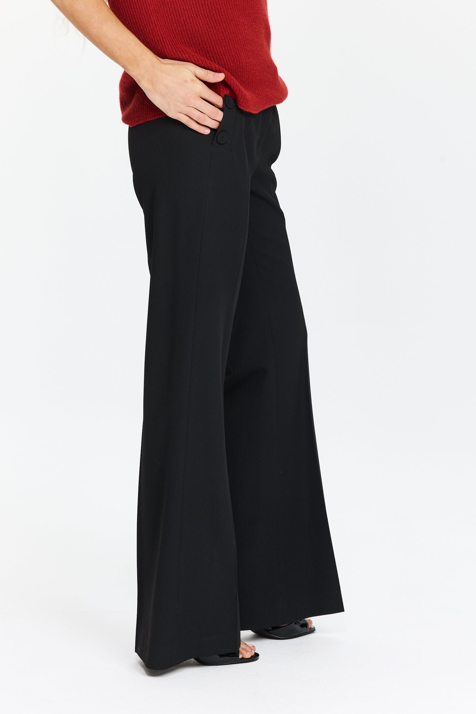 מכנסיים מחוייטים בגזרה ישרה בצבע שחור עמוק, עם כפתורים לצד הכיסיםהרכב הבד: 67% פוליאסטר, 29% ויסקוזה, 4% אלסטןהדוגמנית בגובה 1.75 ולובשת מידה 36 של Luisa Cerano