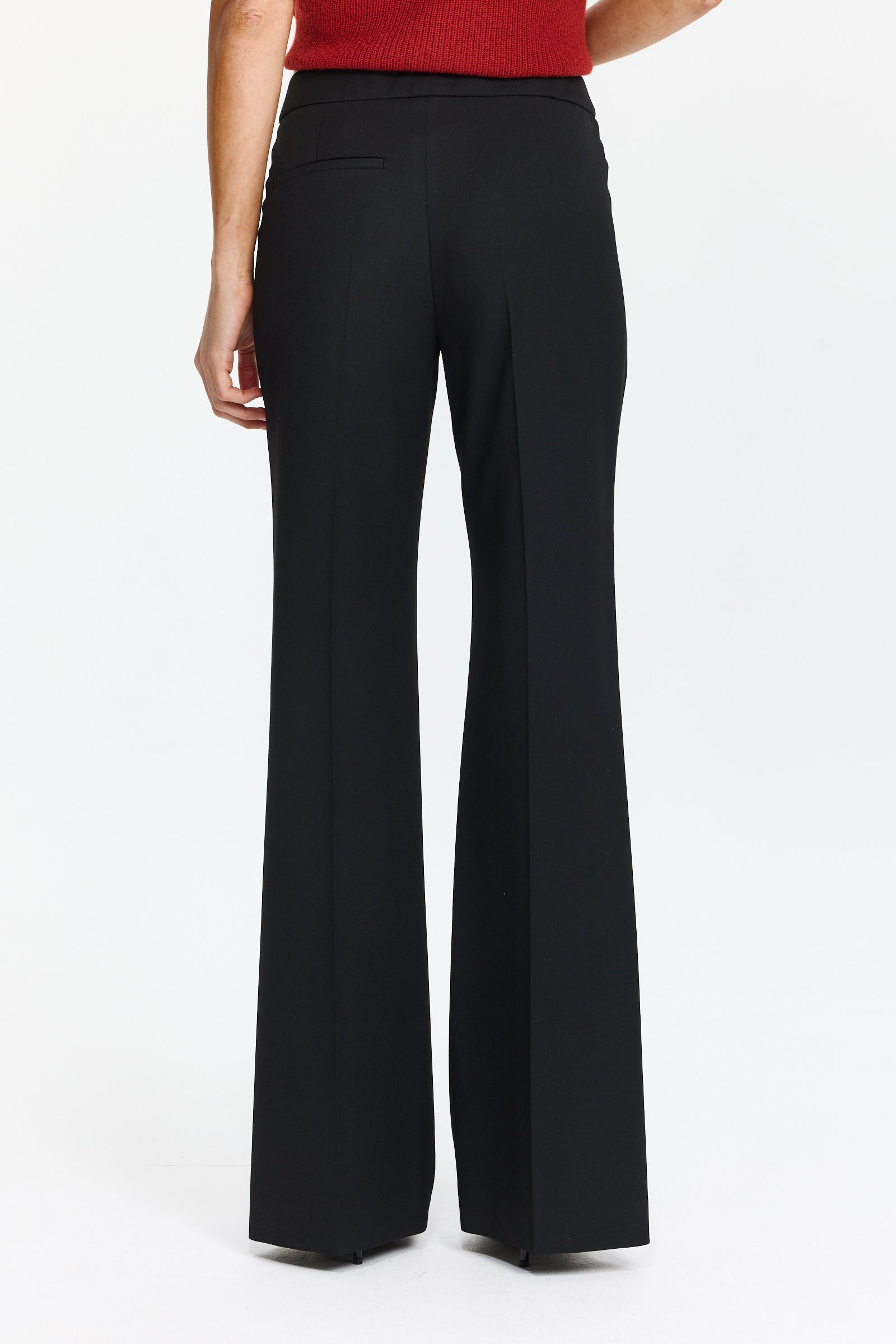 מכנסיים מחוייטים בגזרה ישרה בצבע שחור עמוק, עם כפתורים לצד הכיסיםהרכב הבד: 67% פוליאסטר, 29% ויסקוזה, 4% אלסטןהדוגמנית בגובה 1.75 ולובשת מידה 36 של Luisa Cerano