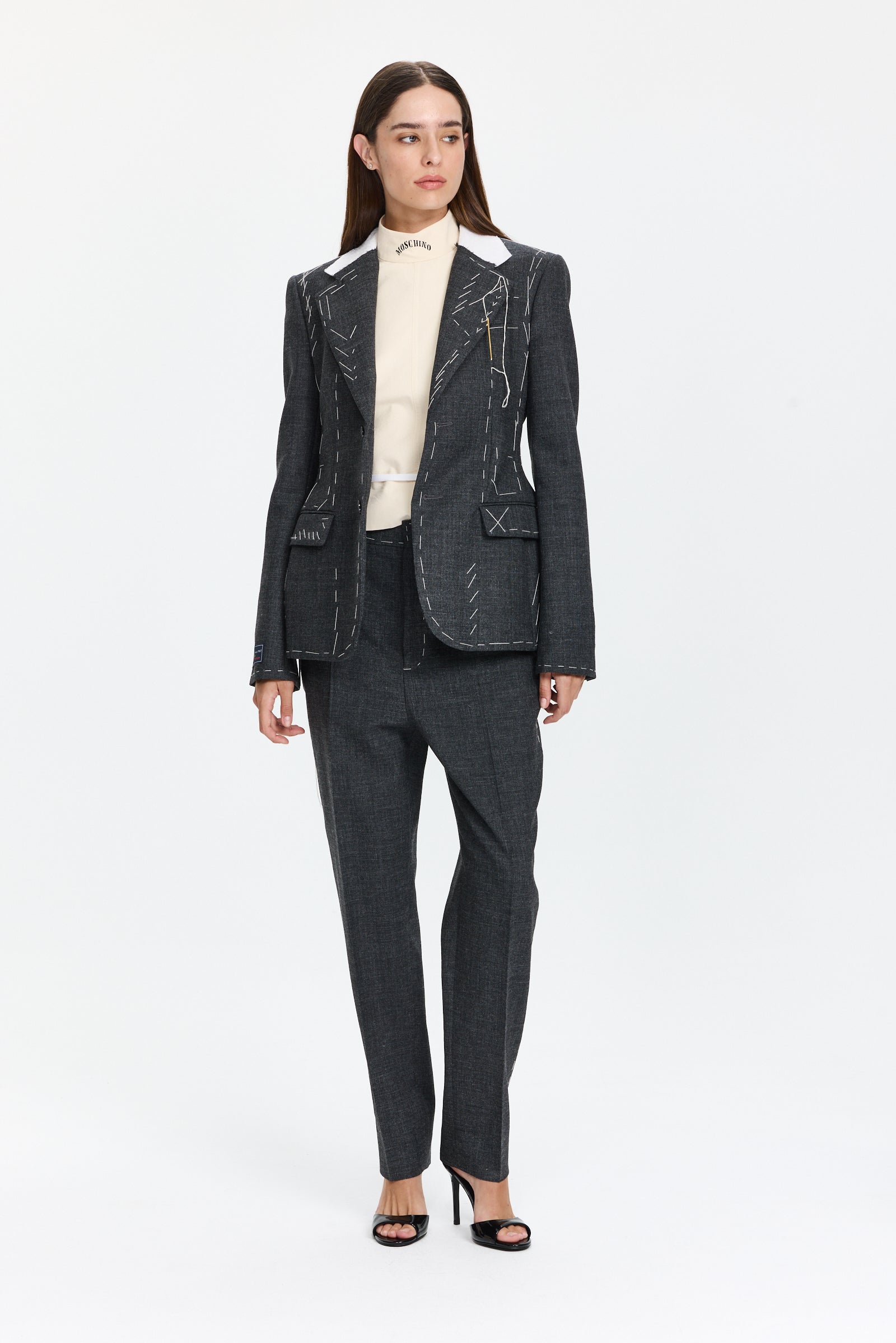 מכנסיים מחויטים בגזרה ישרה, בשילוב עיטורי דוגמת תפירההרכב: 100% צמרהדוגמנית בגובה 1.75 ולובשת מידה 42 של MOSCHINO