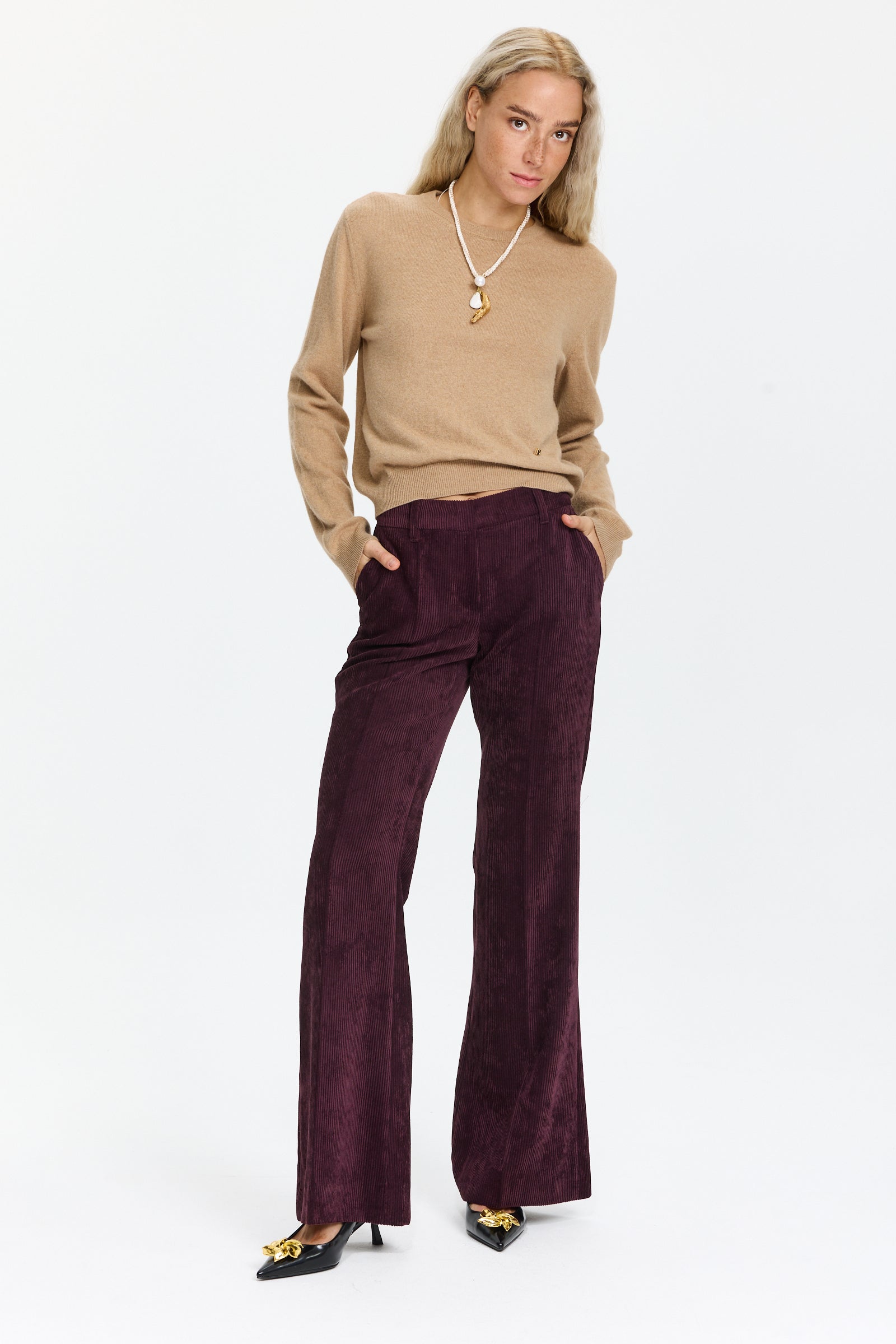 מכנסיים אלגנטיים בגזרה ישרה מבד קורדרוי, עם כיסים צדדייםהרכב: 90% פוליאסטר, 8% פוליאמיד, 2% אלסטןהדוגמנית בגובה 1.75 ולובשת מידה 36 של Luisa Cerano