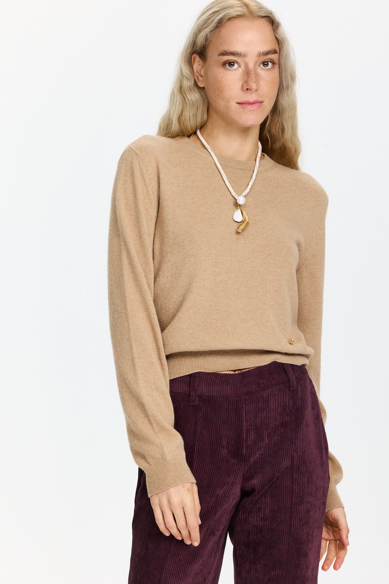 סריג חלק בגזרה ישרה, עם עיטור לוגוהרכב: 70% צמר בתולי, 30% משיהדוגמנית בגובה 1.75 ולובשת מידה 42 של MOSCHINO