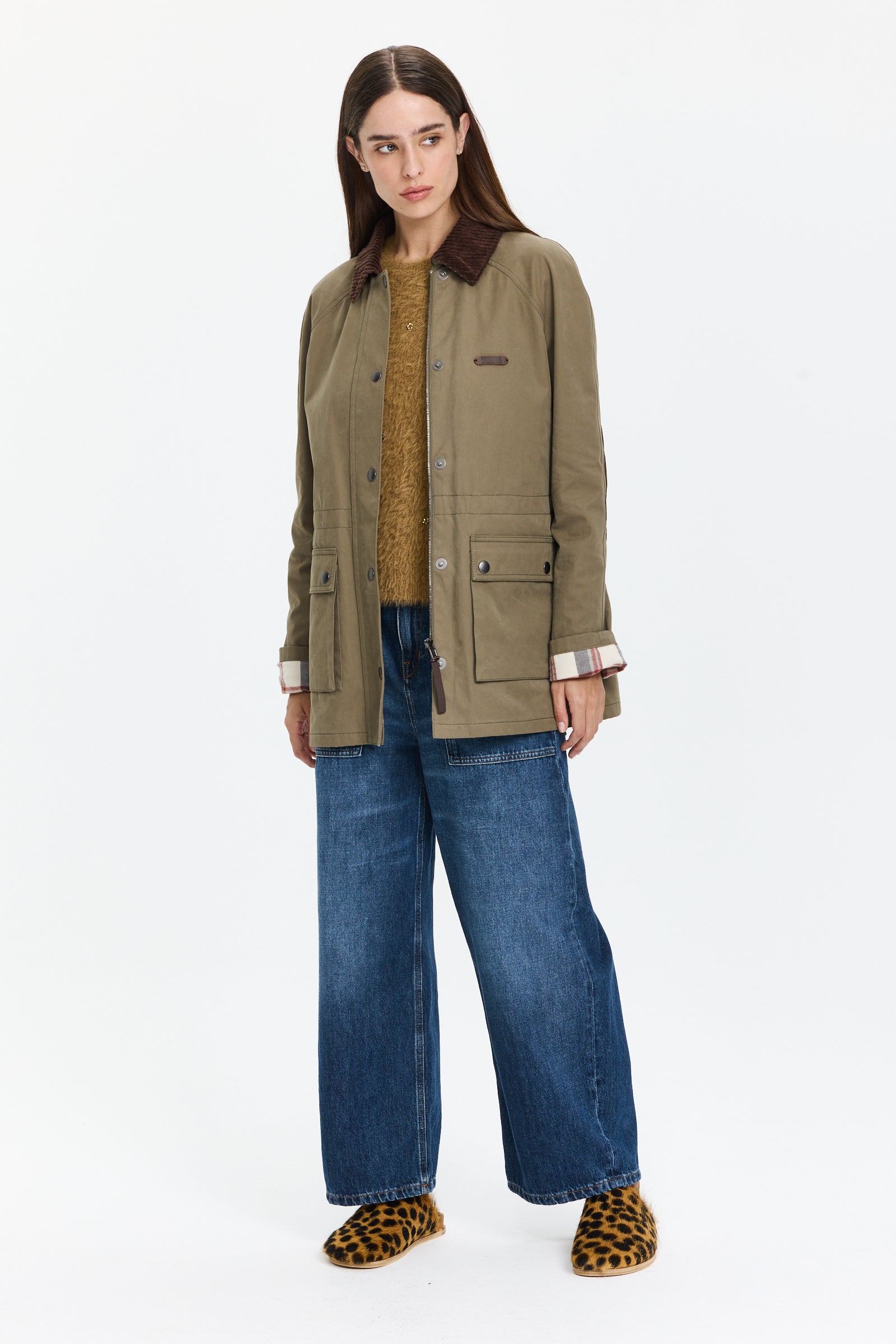 ז'קט אוברסייז עם צווארון קורדרוי וכיסים קדמייםהרכב: 100% כותנההדוגמנית בגובה 1.75 ולובשת מידה 38 של MOSCHINO