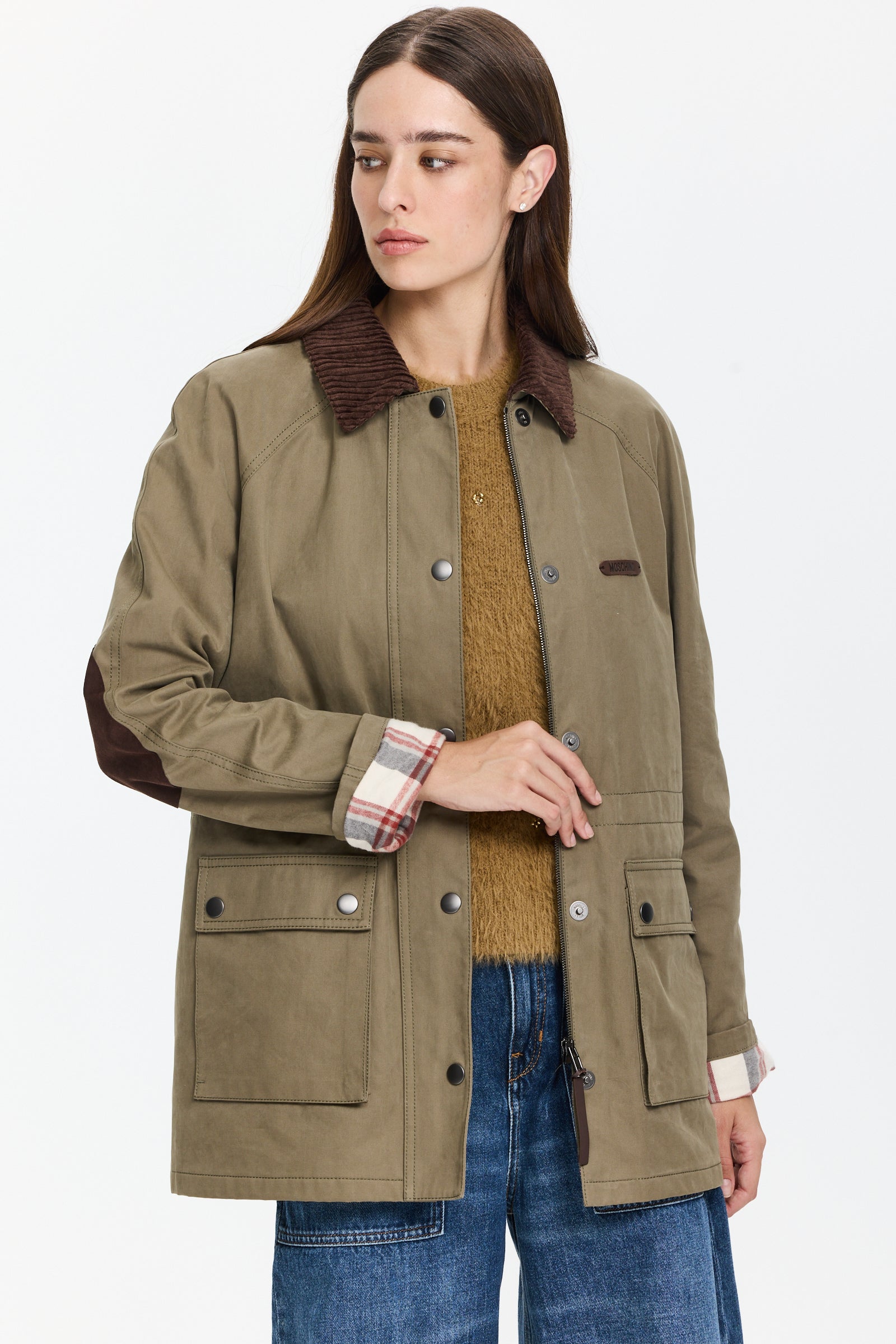 ז'קט אוברסייז עם צווארון קורדרוי וכיסים קדמייםהרכב: 100% כותנההדוגמנית בגובה 1.75 ולובשת מידה 38 של MOSCHINO