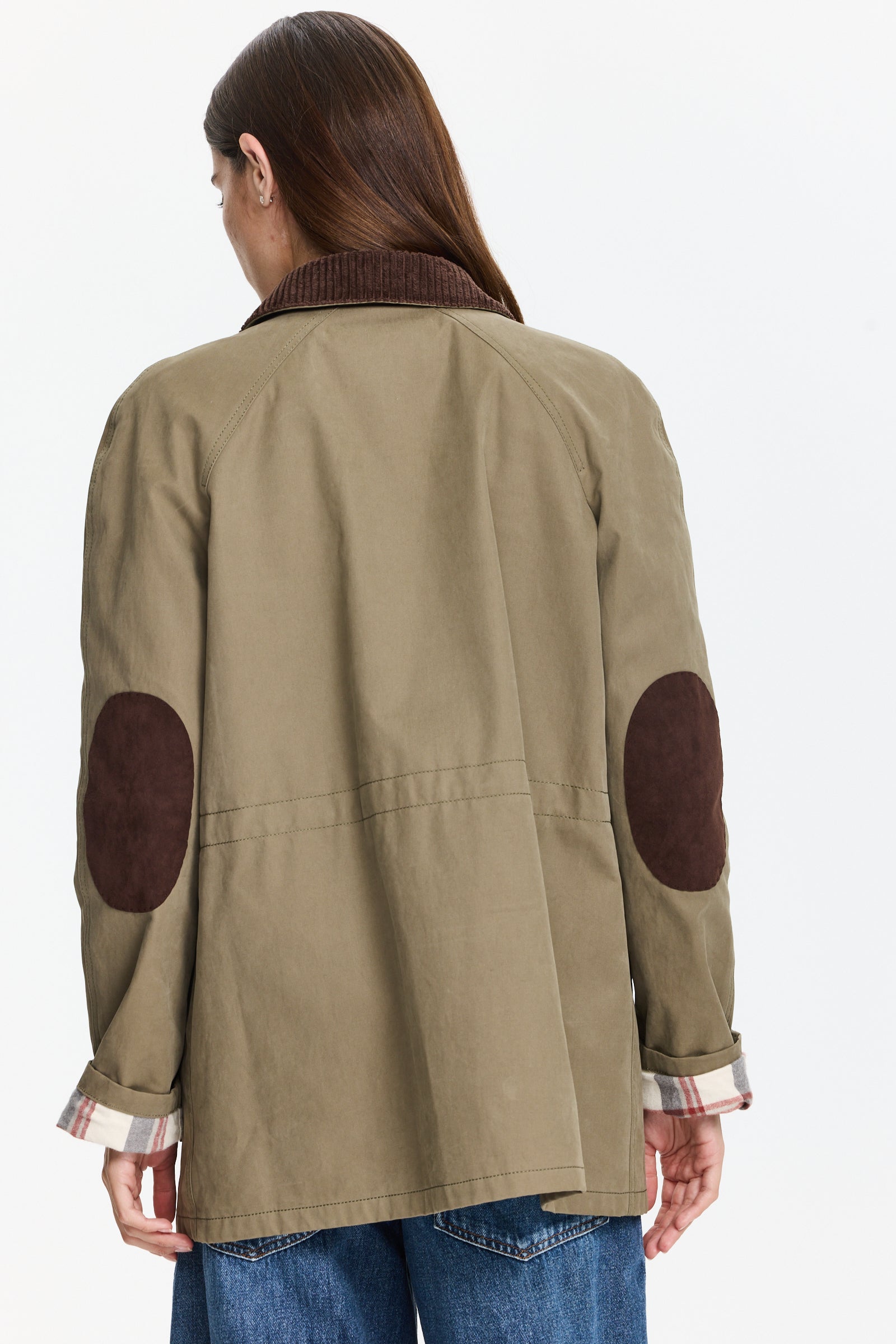 ז'קט אוברסייז עם צווארון קורדרוי וכיסים קדמייםהרכב: 100% כותנההדוגמנית בגובה 1.75 ולובשת מידה 38 של MOSCHINO