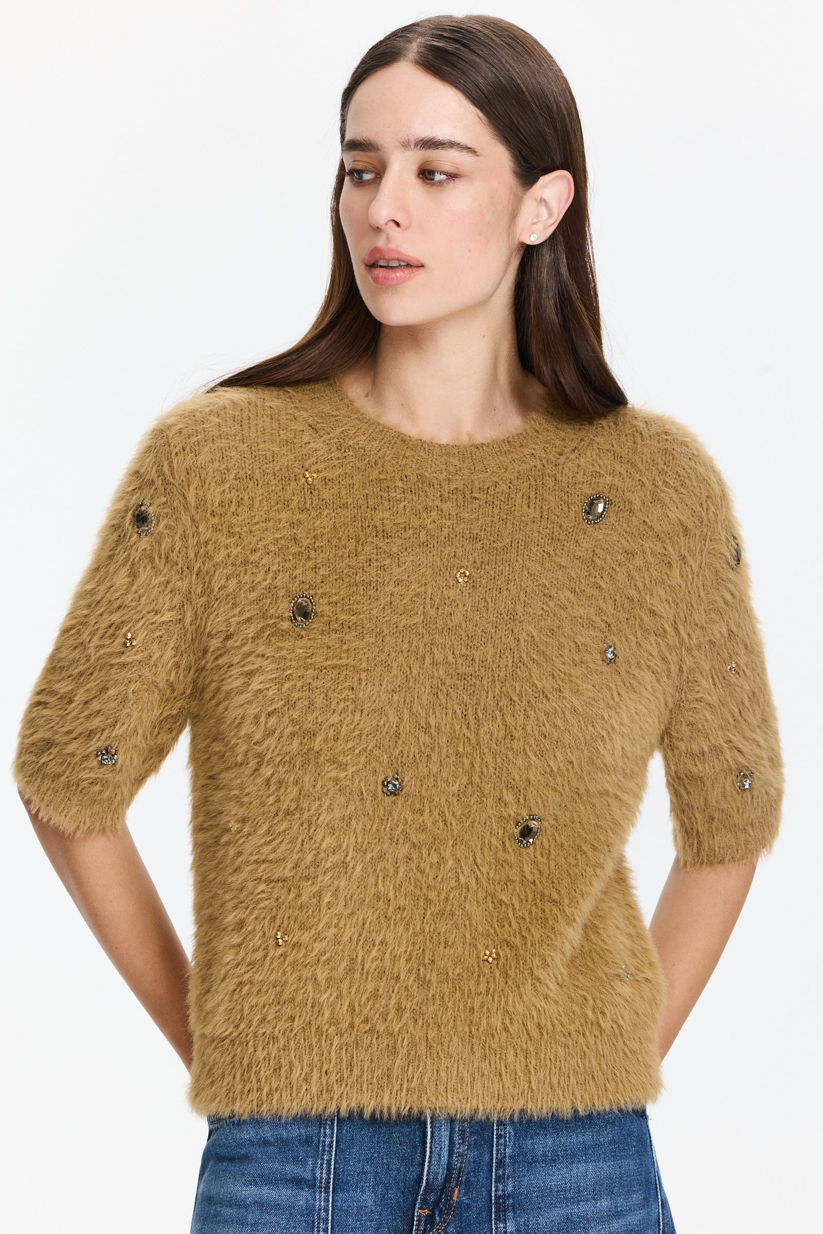 סוודר צמרירי בגזרה ישרה עם שרוולים קצרים, ושיבוץ אבניםהרכב: 67% כותנה, 33% פוליאמידהדוגמנית בגובה 1.75 ולובשת מידה 38 של LUISA CERANO