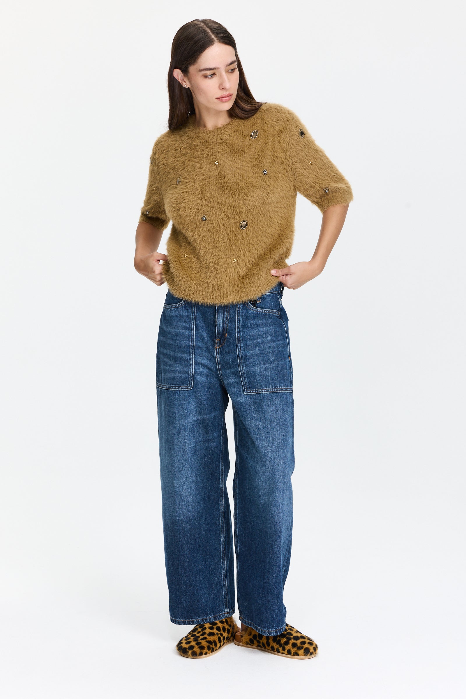 סוודר צמרירי בגזרה ישרה עם שרוולים קצרים, ושיבוץ אבניםהרכב: 67% כותנה, 33% פוליאמידהדוגמנית בגובה 1.75 ולובשת מידה 38 של LUISA CERANO