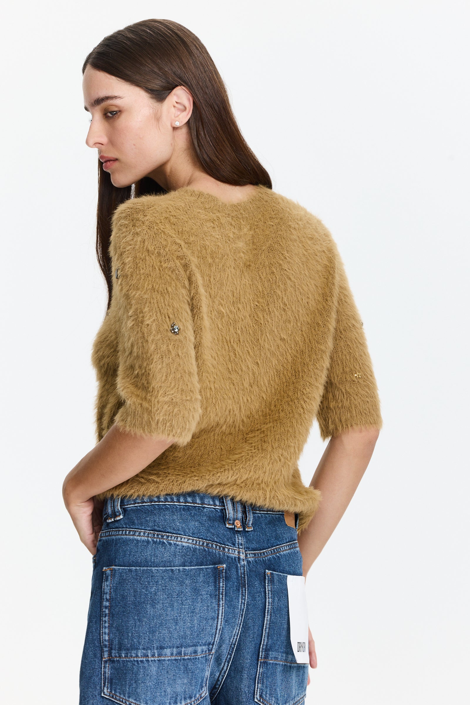 סוודר צמרירי בגזרה ישרה עם שרוולים קצרים, ושיבוץ אבניםהרכב: 67% כותנה, 33% פוליאמידהדוגמנית בגובה 1.75 ולובשת מידה 38 של LUISA CERANO