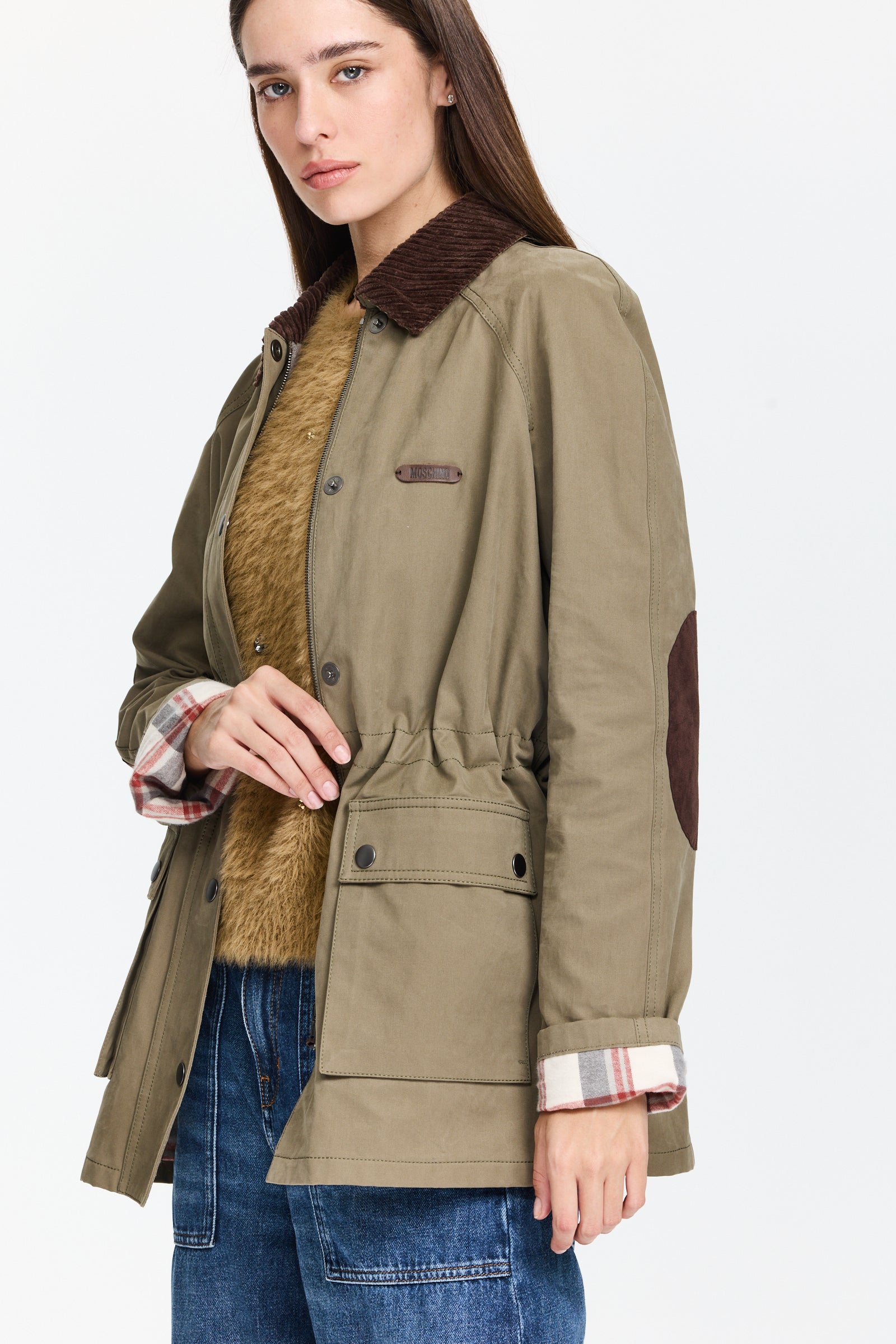 ז'קט אוברסייז עם צווארון קורדרוי וכיסים קדמייםהרכב: 100% כותנההדוגמנית בגובה 1.75 ולובשת מידה 38 של MOSCHINO