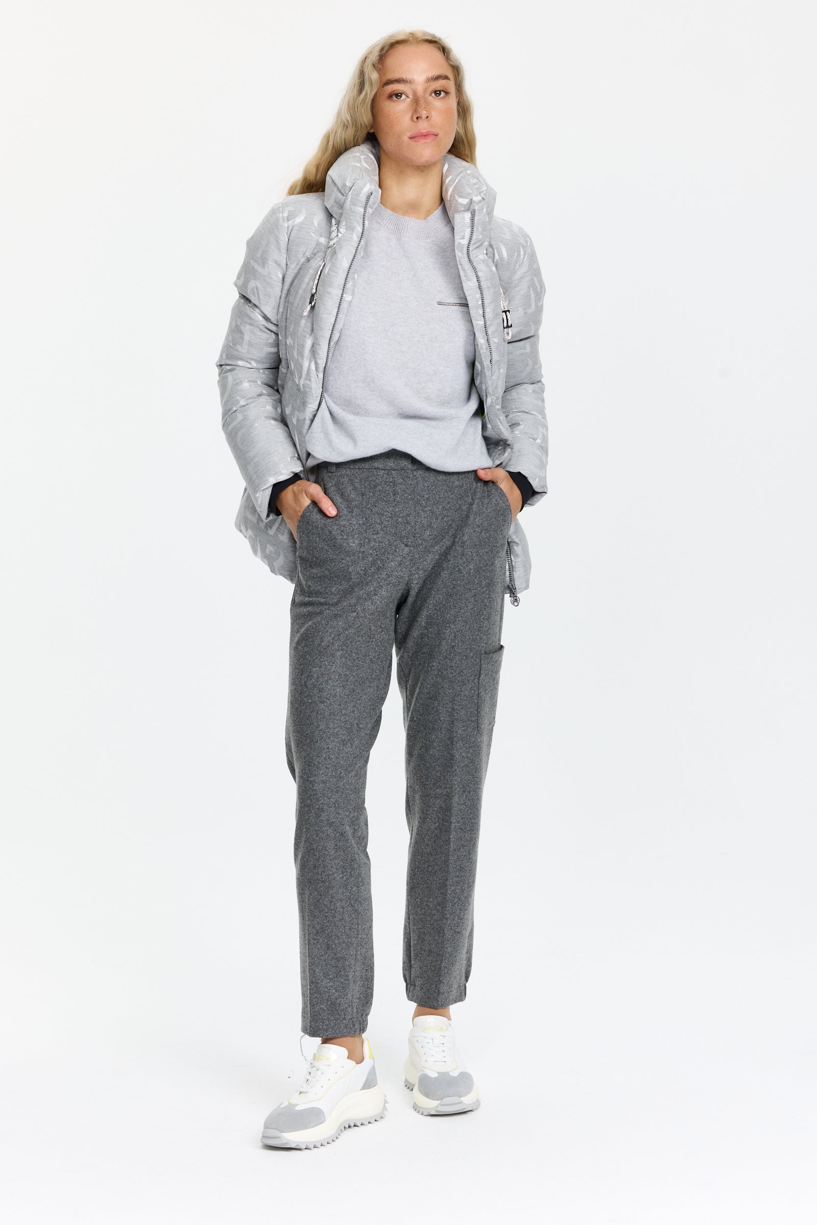 מעיל נוצות בעיצוב ג’קארד עם צווארון גבוה מרופד, סגירת רוכסן כפולה וכיסים צדדייםהרכב בד: בד ג’קארד משולב ניילון, מילוי נוצותהדוגמנית בגובה 1.75 ולובשת מידה 36 של Sportalm