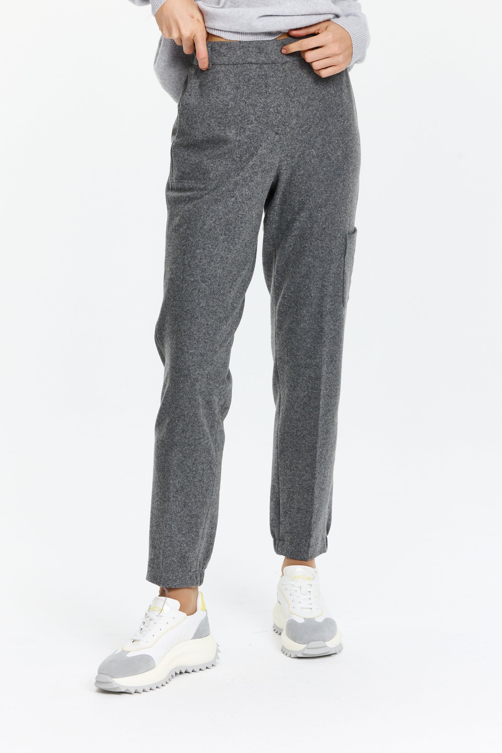 מכנסיים עם כיסים וגומי בכף הרגל, בגזרה נוחה ואלגנטיתהרכב בד: 58% צמר, 39% פוליאמיד, 3% אלסטןהדוגמנית בגובה 1.75 ולובשת מידה 36 של Luisa Cerano