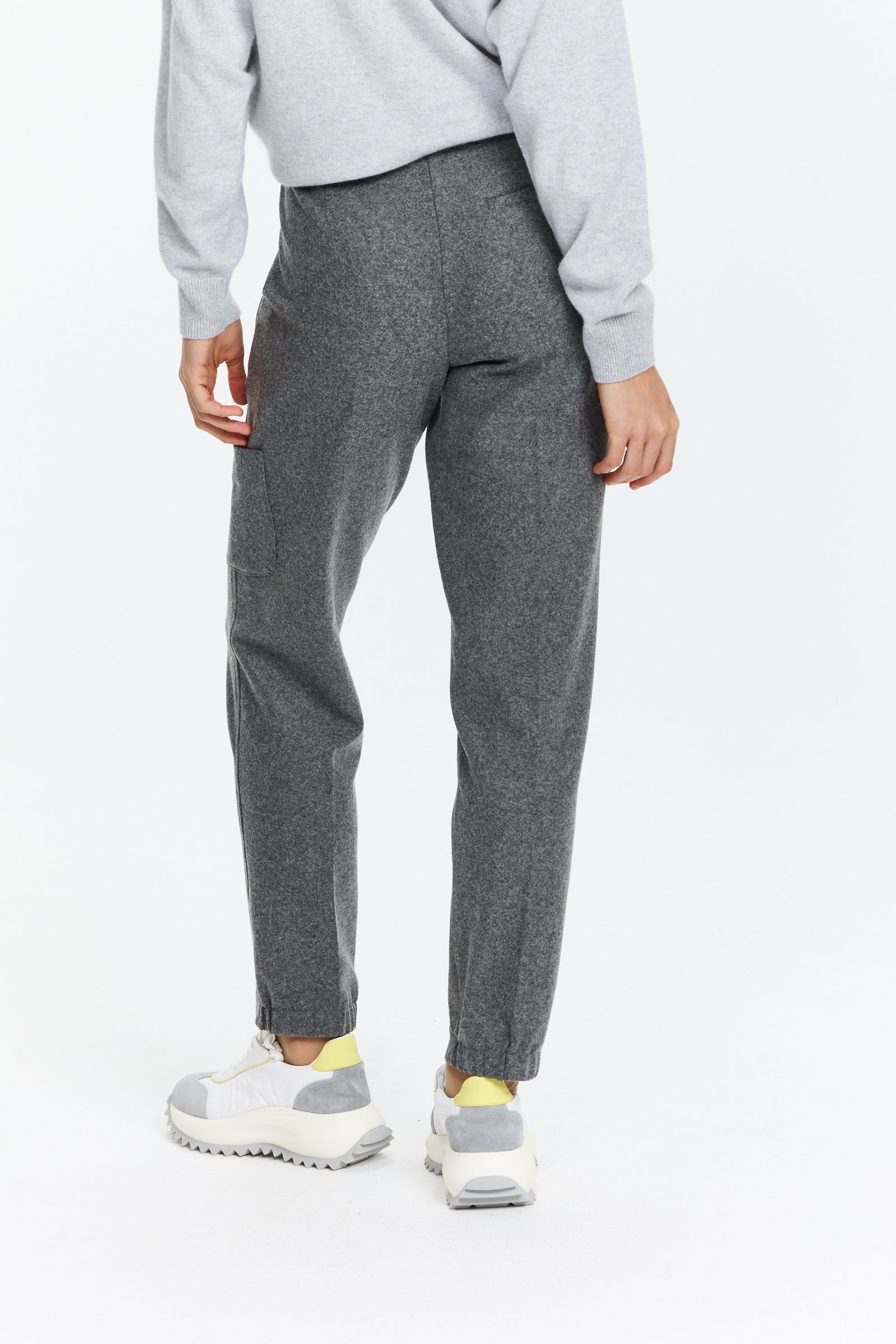 מכנסיים עם כיסים וגומי בכף הרגל, בגזרה נוחה ואלגנטיתהרכב בד: 58% צמר, 39% פוליאמיד, 3% אלסטןהדוגמנית בגובה 1.75 ולובשת מידה 36 של Luisa Cerano