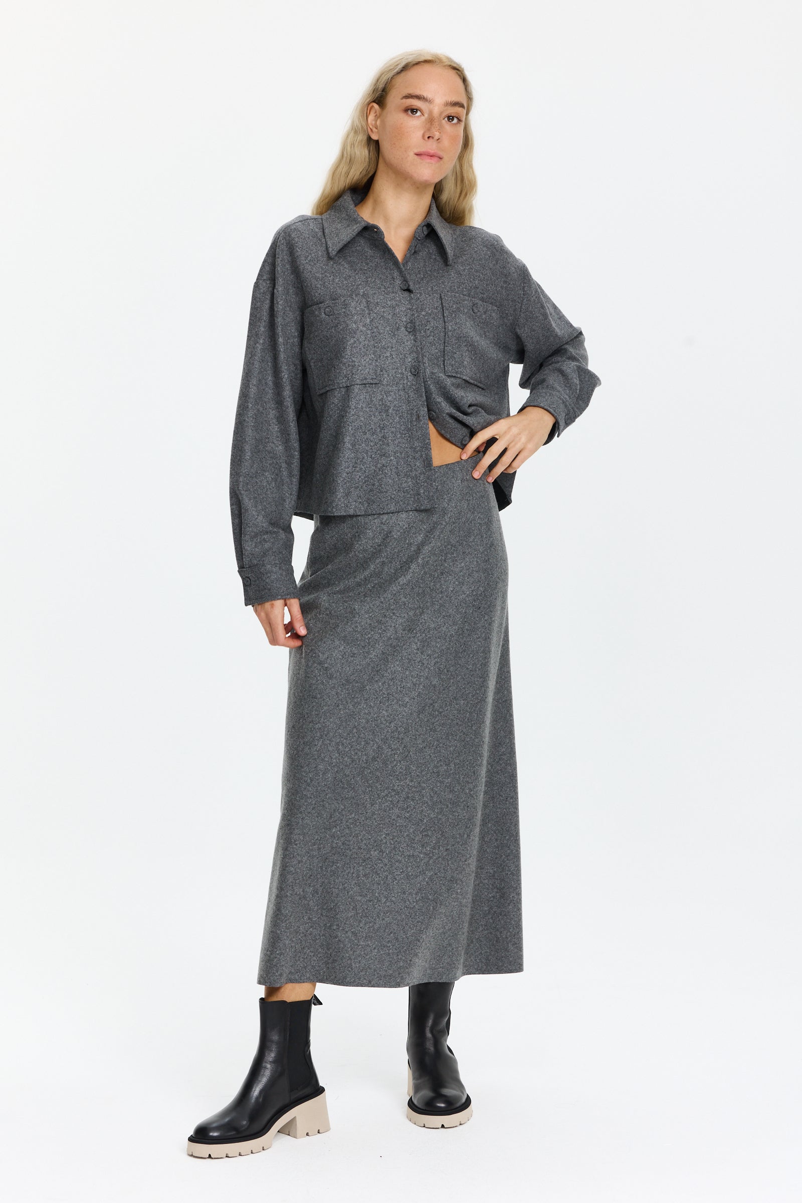 חצאית מידי בגזרה מתרחבת עם מותן אלסטיהרכב בד: 58% צמר, 39% פוליאמיד, 3% אלסטןהדוגמנית בגובה 1.75 ולובשת מידה 36 של Luisa Cerano