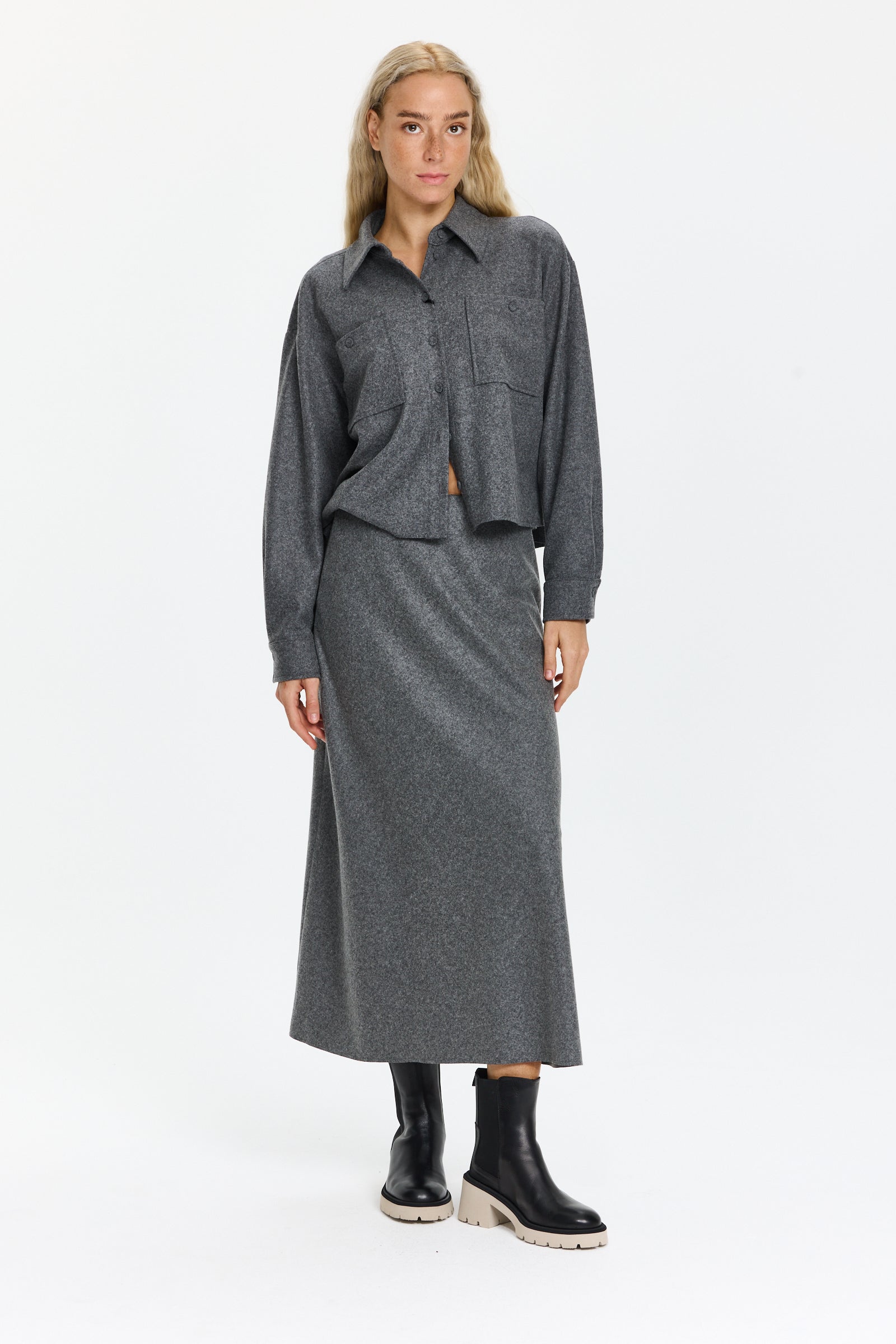 חולצה מכופתרת עם כיסים בחזה וצווארון קלאסיהרכב בד: 58% צמר, 39% פוליאמיד, 3% אלסטןהדוגמנית בגובה 1.75 ולובשת מידה 38 של Luisa Cerano