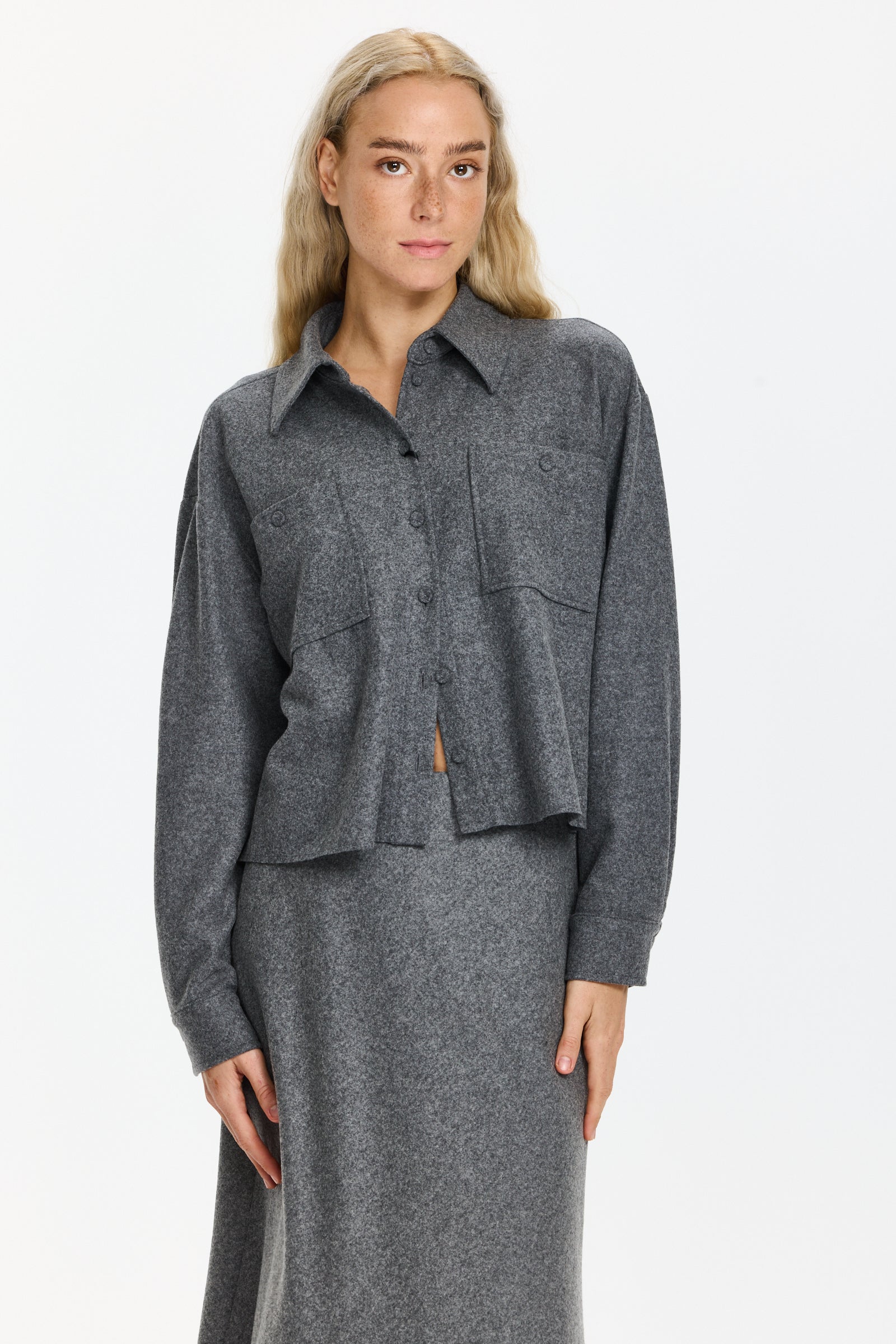 חולצה מכופתרת עם כיסים בחזה וצווארון קלאסיהרכב בד: 58% צמר, 39% פוליאמיד, 3% אלסטןהדוגמנית בגובה 1.75 ולובשת מידה 38 של Luisa Cerano