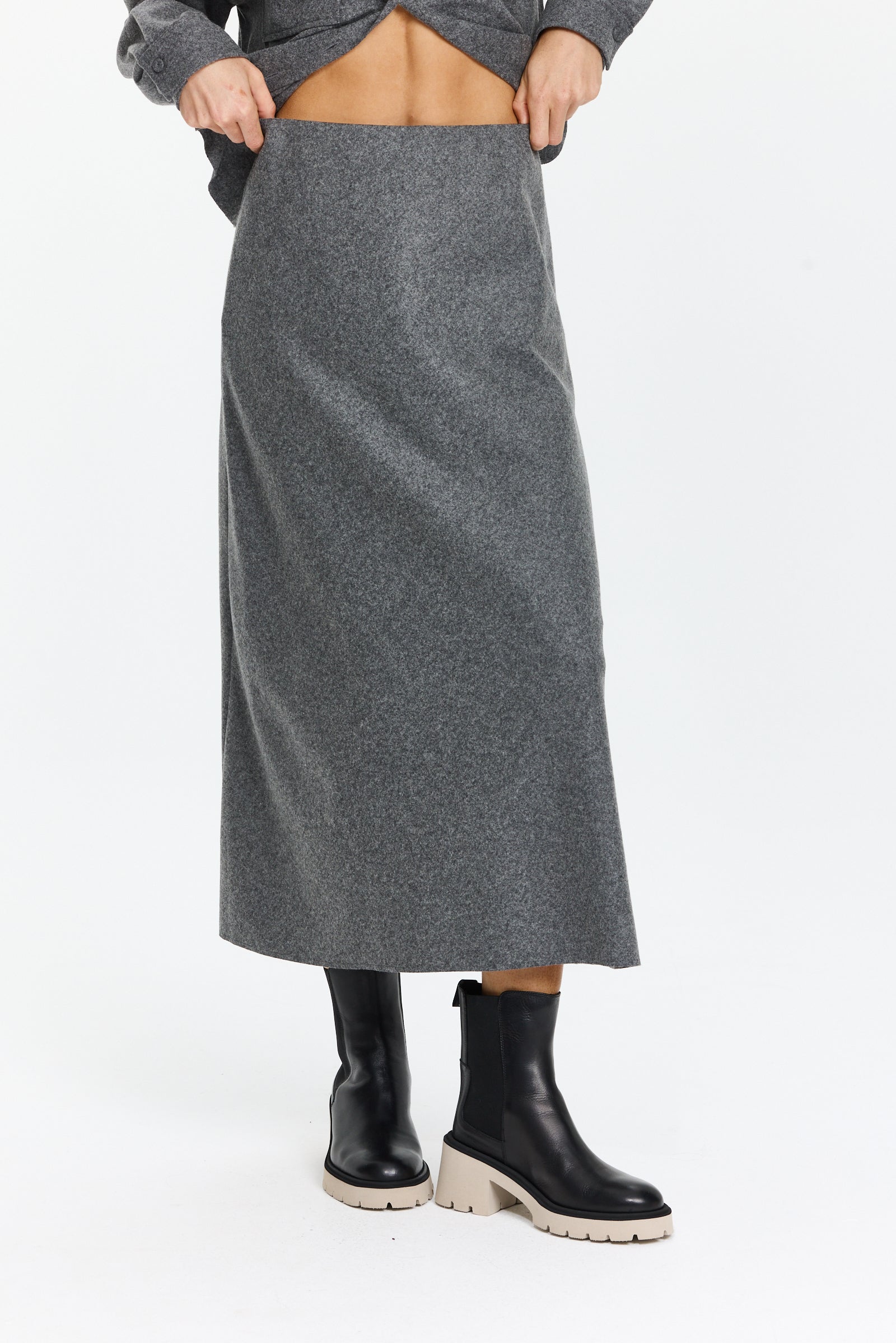 חצאית מידי בגזרה מתרחבת עם מותן אלסטיהרכב בד: 58% צמר, 39% פוליאמיד, 3% אלסטןהדוגמנית בגובה 1.75 ולובשת מידה 36 של Luisa Cerano