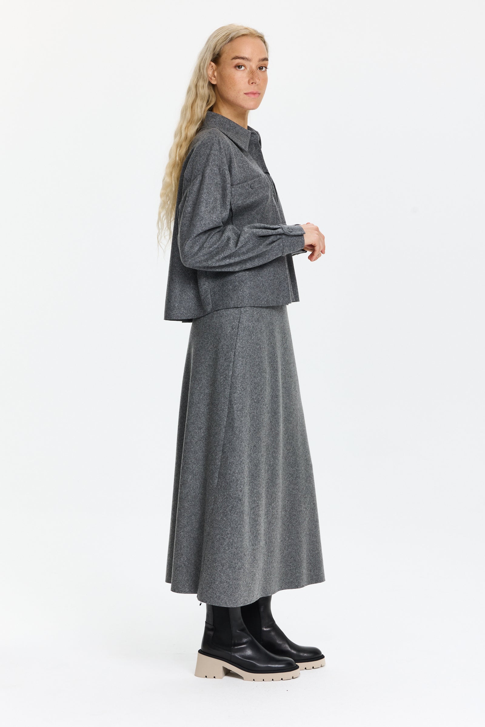 חצאית מידי בגזרה מתרחבת עם מותן אלסטיהרכב בד: 58% צמר, 39% פוליאמיד, 3% אלסטןהדוגמנית בגובה 1.75 ולובשת מידה 36 של Luisa Cerano