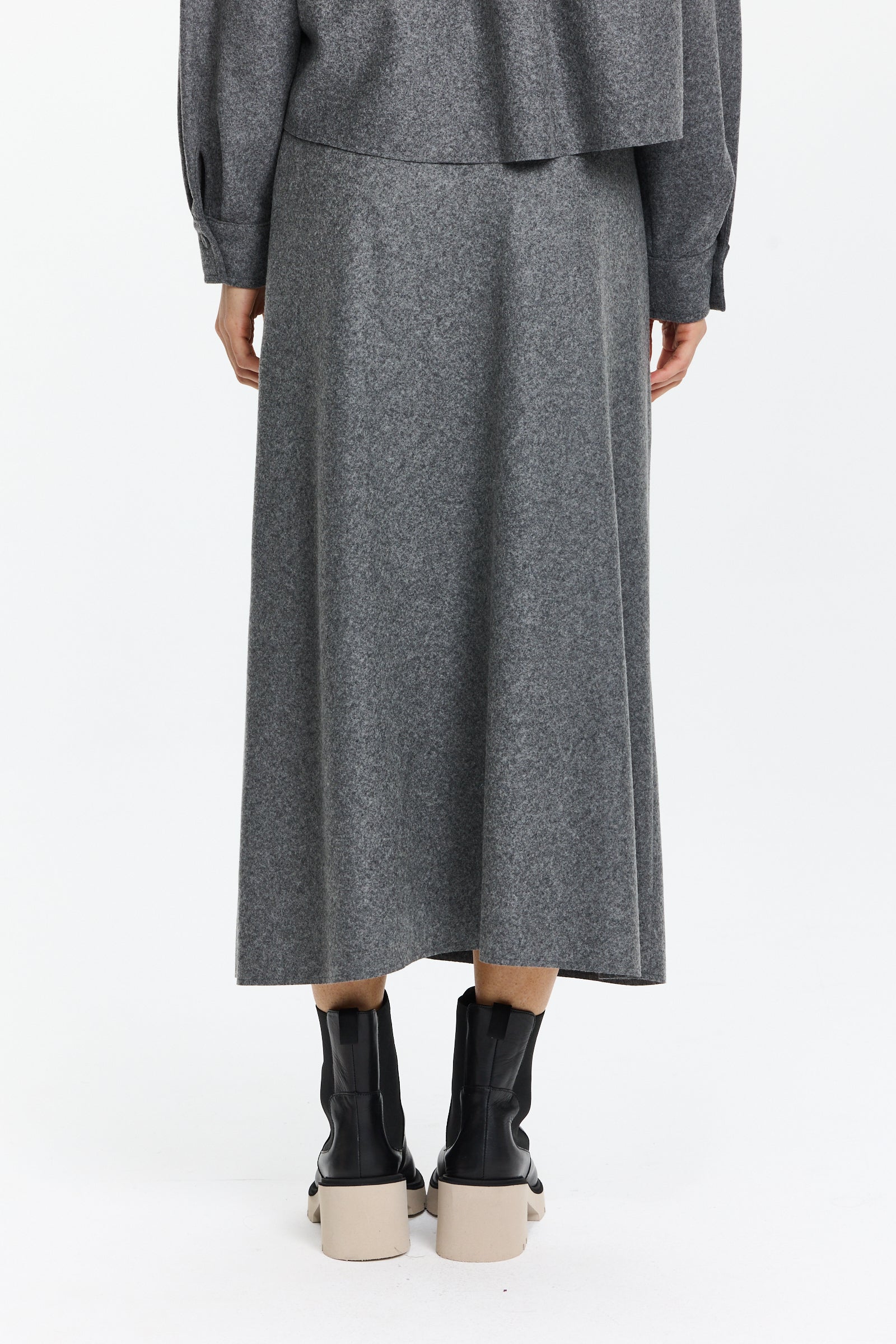 חצאית מידי בגזרה מתרחבת עם מותן אלסטיהרכב בד: 58% צמר, 39% פוליאמיד, 3% אלסטןהדוגמנית בגובה 1.75 ולובשת מידה 36 של Luisa Cerano