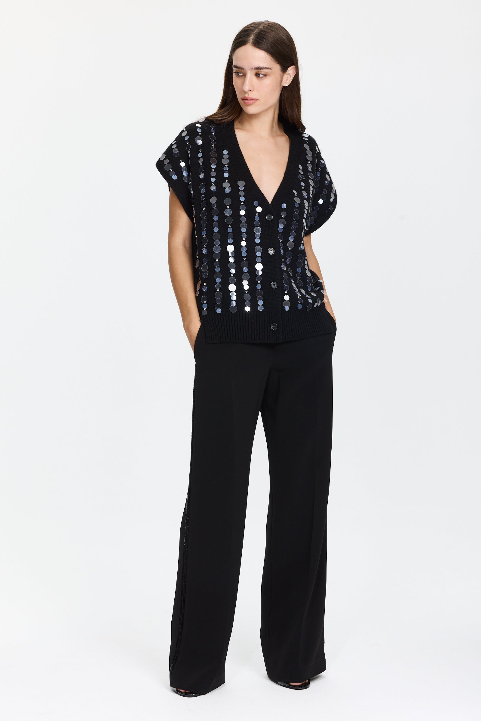 ווסט סרוג עם פייאטים בגזרה רחבה, עם סגירת כפתוריםהדוגמנית בגובה 1.75 ולובשת מידה 42 של Lorena Antoniazzi