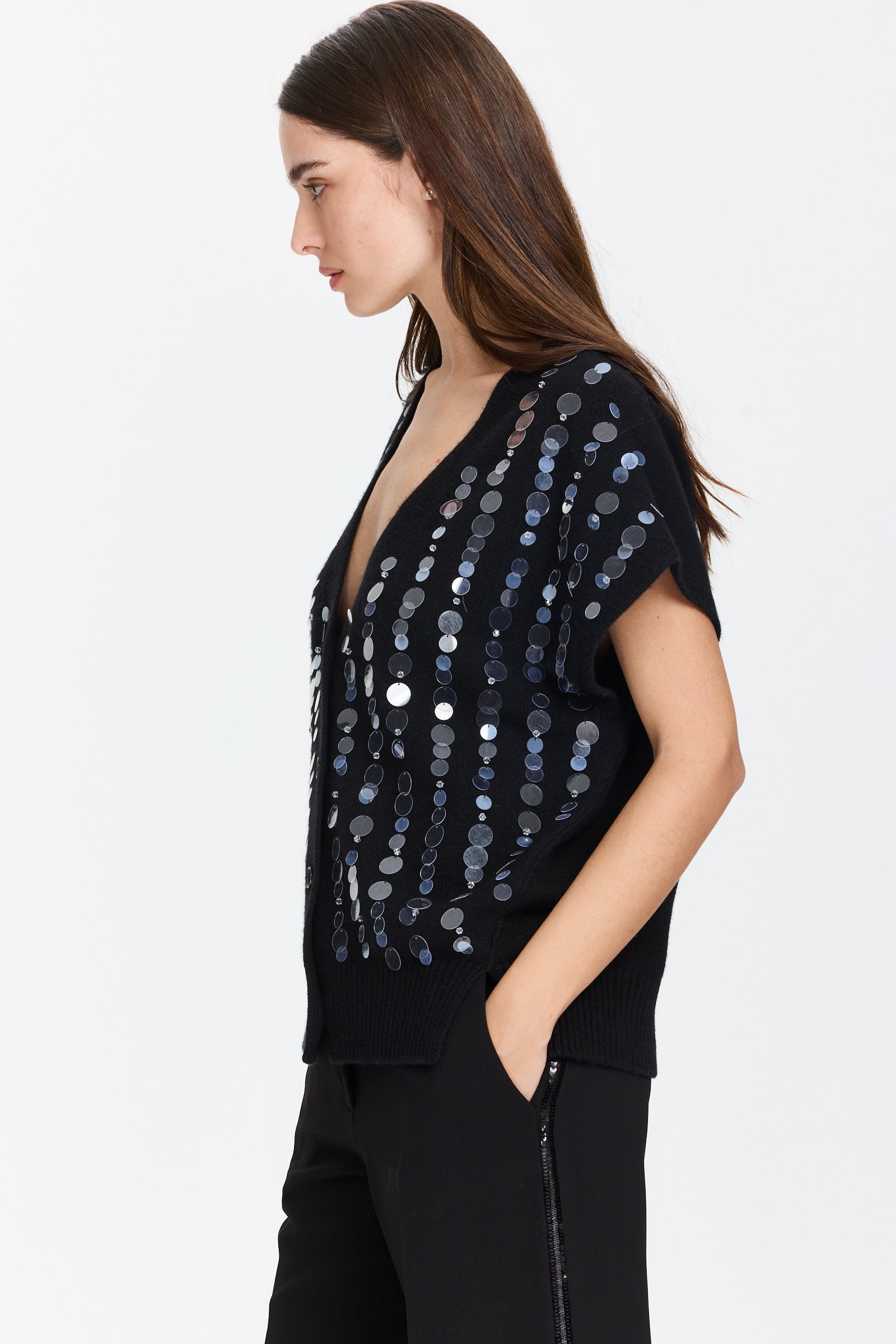 ווסט סרוג עם פייאטים בגזרה רחבה, עם סגירת כפתוריםהדוגמנית בגובה 1.75 ולובשת מידה 42 של Lorena Antoniazzi