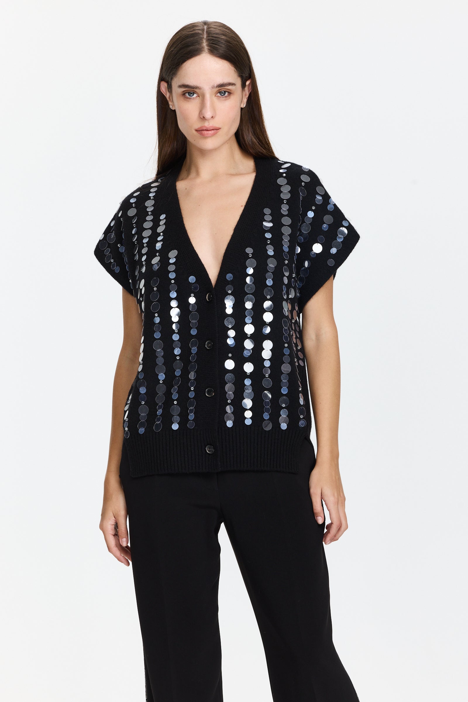 ווסט סרוג עם פייאטים בגזרה רחבה, עם סגירת כפתוריםהדוגמנית בגובה 1.75 ולובשת מידה 42 של Lorena Antoniazzi