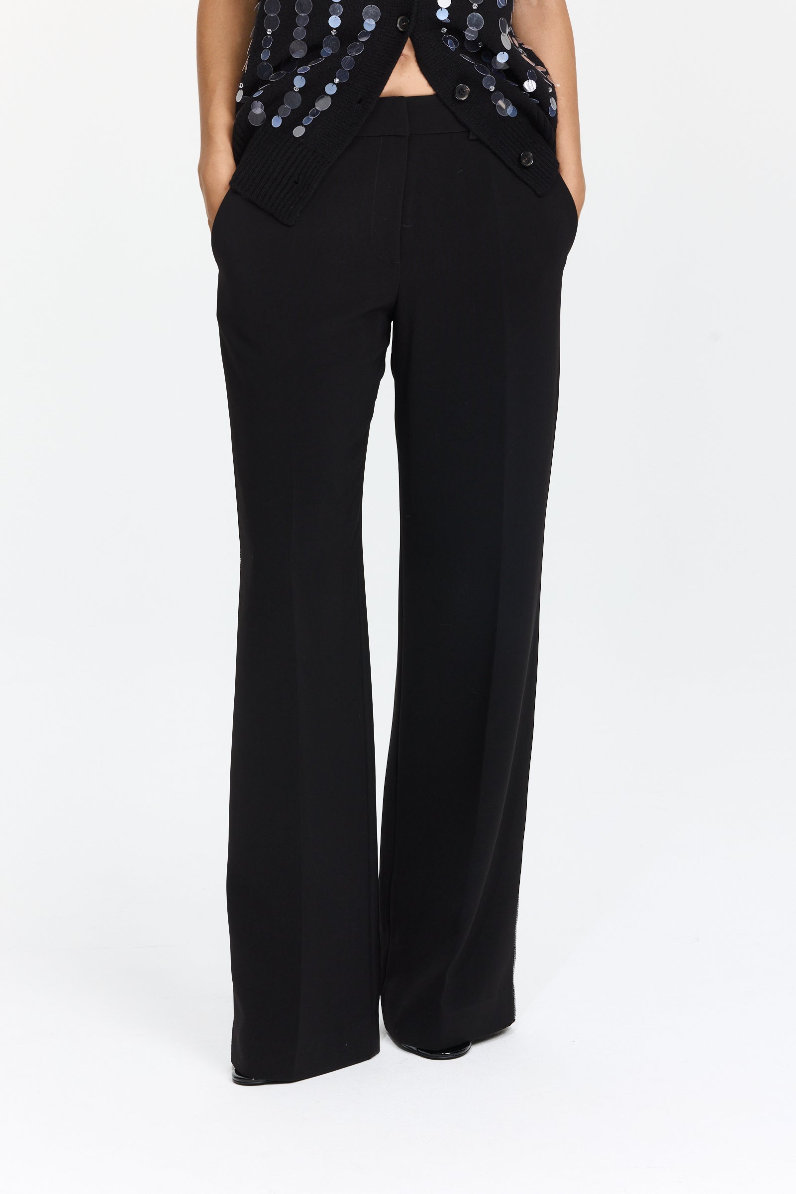 מכנסיים אלגנטיים בגזרה ישרה עם פסים רקומים בנצנצים בצדדיםהרכב בד: 94% פוליאסטר, 6% אלסטןהדוגמנית בגובה 1.75 ולובשת מידה 42 של Ermanno Scervino