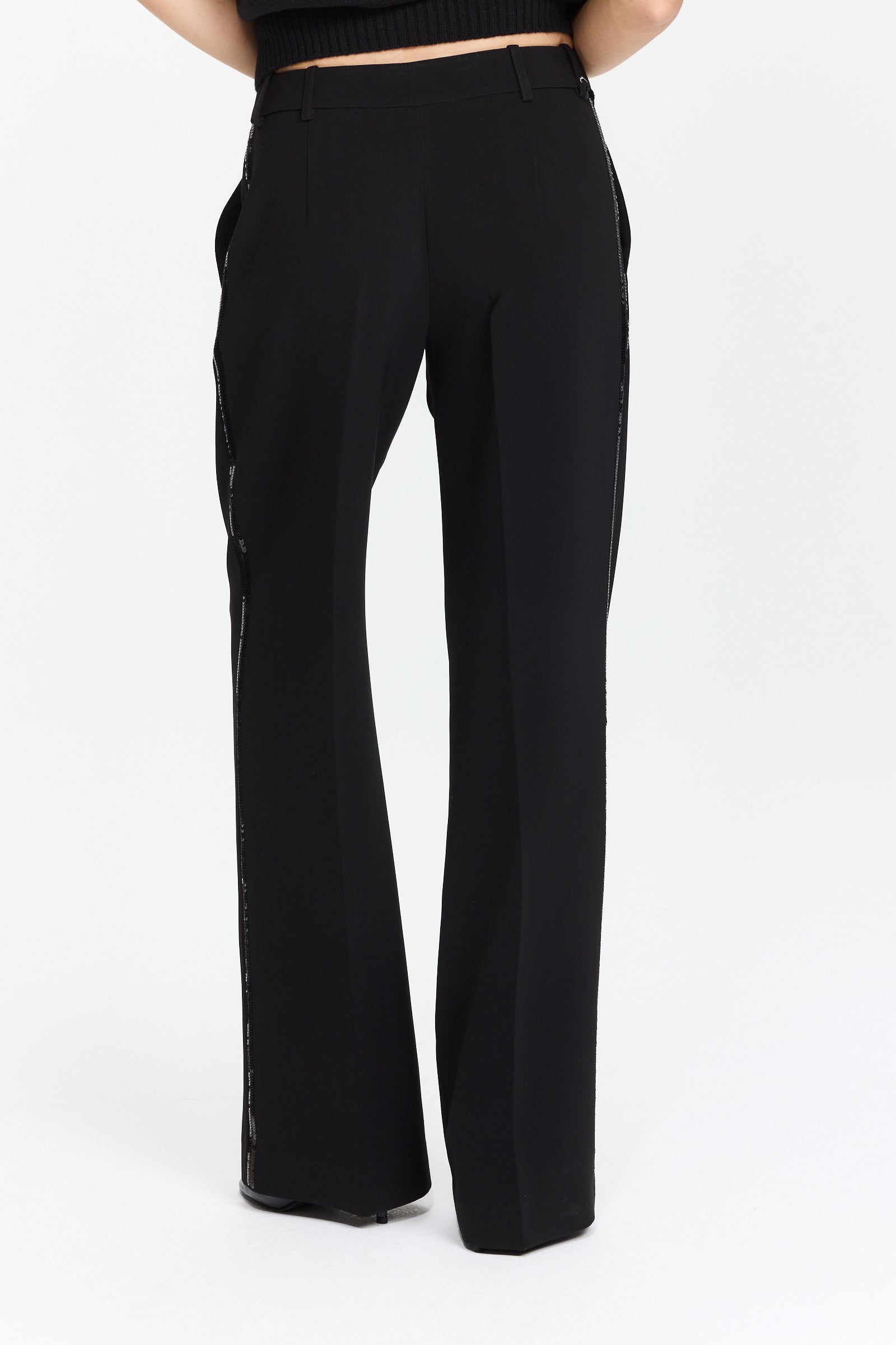 מכנסיים אלגנטיים בגזרה ישרה עם פסים רקומים בנצנצים בצדדיםהרכב בד: 94% פוליאסטר, 6% אלסטןהדוגמנית בגובה 1.75 ולובשת מידה 42 של Ermanno Scervino